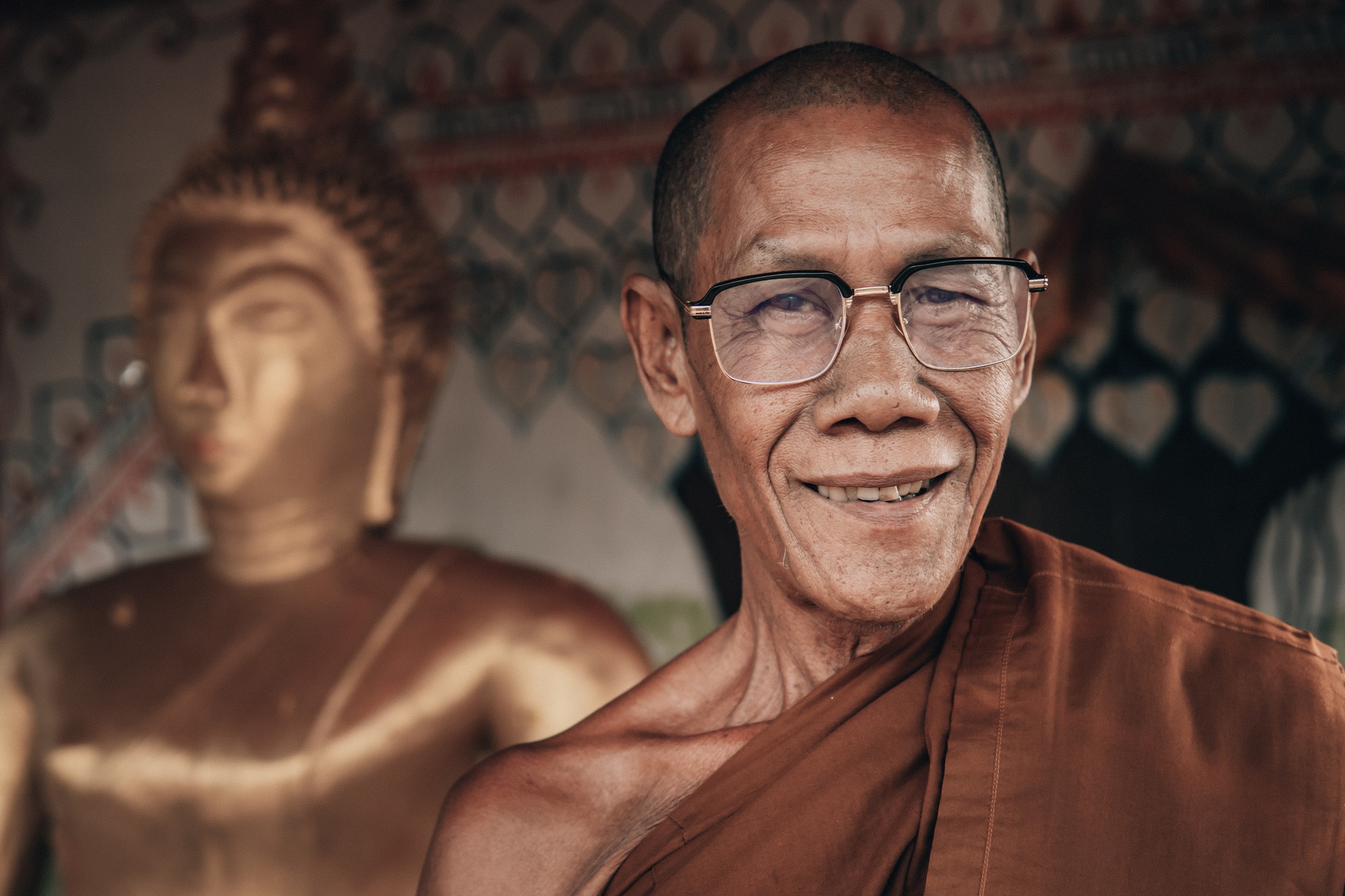 Pagoda hospitality
Their golden-horned roofs reach for the sky like signals in the countryside. Because generally speaking, where I cycle there are no hotels or guest houses (I hate them anyway!). In Southeast Asia, I find refuge in pagodas almost every night.
In Cambodia, where over 95% of the population is Buddhist, these places of worship are everywhere. In the smallest village, large, richly decorated porticoes indicate their presence. From the most basic to the most sumptuous, pagodas are much more than Buddhist monasteries. They are living spaces that play an essential role in local Cambodian life. The pagoda serves as a communal home, the vibrant center of village life, where people gather for religious and non-religious festivities.
The pagoda is also a resting place for passing travellers such as hawkers. Or like me, an evening stranger. At the pagoda, I'm often warmly welcomed by the monks. Without fuss, they make room for me in the sanctuary, the vihara, where I fall asleep facing the Buddha statue, or in the sala punya, lined up to sleep on the floor with the child monks, or even sometimes in the kuti, the religious accommodation... The welcome is different every time, but hospitality and kindness are everywhere.
Thank you to these places of refuge and to all the people who keep them alive. Thank you for sharing your spaces and for carrying the values of your beliefs beyond any religion 🙏