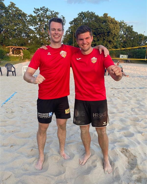 🏐 Heidelberg, du warst großartig!
Wir haben mit Felix Roos, gebürtigem Gmünder und leidenschaftlichem Beachvolleyballer, über den Auftakt der BaWü Beach Tour am 31.05.-01.06.2025 gesprochen. Hier hat Felix mit seinem Partner den 3. Platz geholt! 🎉
„Es war cool – ein echtes Beach-Turnier mit richtig vielen Leuten, großer Bühne, DJ und dieser Wahnsinns-Kulisse auf der Neckarwiese mit Blick auf Heidelberg. Das Halbfinale auf dem Center Court war definitiv das Highlight!“ – Felix
🔜 Jetzt steigt die Vorfreude auf das Heimspiel: Playa de Gamundia in Schwäbisch Gmünd!
Wann?
Škoda Autohaus Sorg Beachvolleyball-Cup
🗓️ 21.–22. Juni 2025
📍 Playa de Gamundia
#bawübeachtour #beachvolleyball #heidelberg #playadegamundia #heimspiel #volleyballliebe