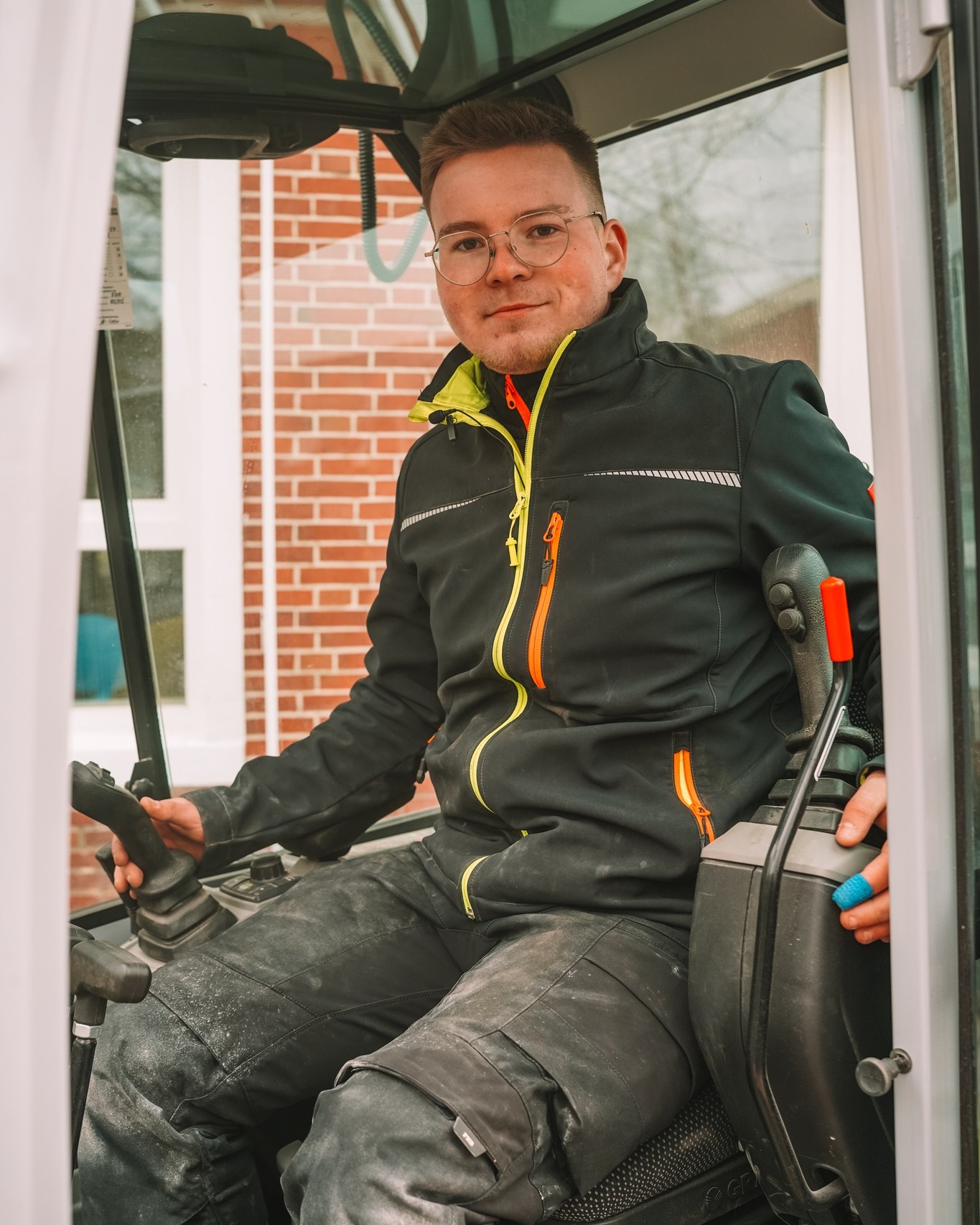 Das Baggerfahren ist unsere Leidenschaft 🚜❤️
Denn hinter jeder Schaufel steckt mehr als nur Technik: Präzision, Gefühl und Erfahrung.
Ob feine Modellierungen im Gartenbau 🌿, exakte Aushübe im Tiefbau oder millimetergenaues Setzen von Steinen – der Bagger wird bei uns zur Verlängerung der eigenen Hand.
Wir lieben es, mit jeder Bewegung sichtbare Fortschritte zu schaffen und am Ende des Tages stolz auf das Ergebnis zu blicken.
Baggerfahren ist kein Job – es ist echtes Handwerk mit Herz. 💪
#Baggerliebe #SaathoffPower #GaLaBau #Präzision #HandwerkMitLeidenschaft #Baustellenleben