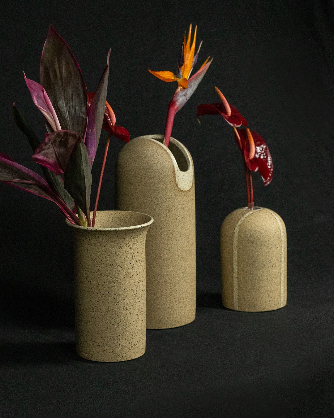 Três formas, três silêncios, uma mesma essência.
Cerne, Tulipa e Olho são mais do que vasos — são manifestações do gesto, da intenção e da escuta da matéria.
Cada um com sua curva, sua abertura, sua maneira de acolher o natural.
Juntos, compõem uma conversa sutil entre vazio e presença, entre o que é contido e o que transborda.
Design que nasce da terra, mas fala com a alma.