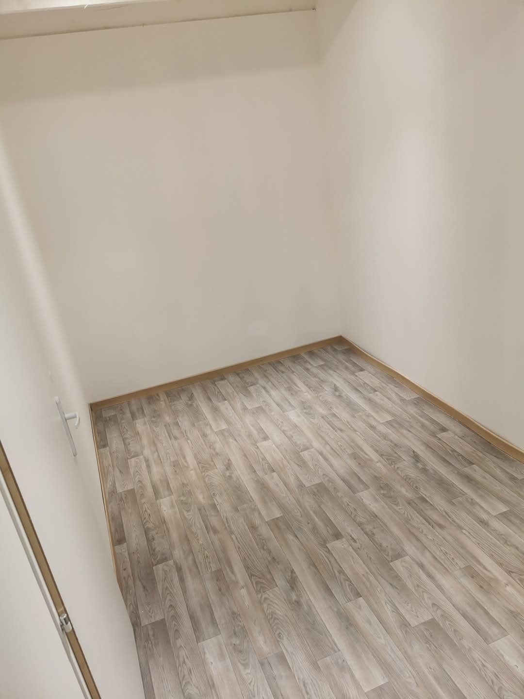 📢 À LOUER – Pièce de 10 m² dans salle de sport – Idéale pour professionnel du bien-être, santé ou esthétique
Disponible à partir de septembre 2025, cette pièce de 10 m² est située à l’étage d’une salle de sport bien implantée et fréquentée à l’année.
✅ Les avantages :
Clientèle existante (idéal pour développer rapidement son activité)
Accès libre 7j/7 de 6h à 23h
Eau et électricité comprises dans le loyer
Parking gratuit pour vous et votre clientèle
Environnement professionnel et propice au bien-être
Accès indépendant à l’étage
👩⚕️👩🎨 Activités idéales :
Ostéopathe, naturopathe, réflexologue, sophrologue
Esthétique, onglerie, extensions de cils, dermopigmentation, etc.
📍 Lieu : Cavaillon " Capital Santé by 2M "
📅 Disponible Séptembre 2025
Capital Sante
484 Avenue saint Baldou
04.90.78.02.33