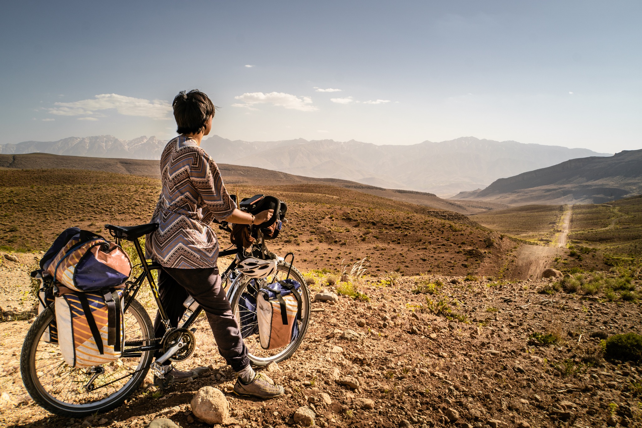 Joyeuse Journée Mondiale du Vélo !
Mon vélo m’a transporté pendant 600 jours à travers 18 pays et 15 000 km. Quand je dis ça, on me dit souvent : "Toi t’es une vraie cycliste !". Alors, bien que ça puisse surprendre, non, je ne suis pas une cycliste ! Je suis une voyageuse… qui pédale.
Car le vélo, pour moi, ce n’est ni une passion pour la performance, ni un amour de la mécanique (J’ai même du mal à régler mon dérailleur correctement !). Le vélo pour moi, ce n’est pas une fin, c’est plutôt un moyen. C’est un passeport pour l’ailleurs, un outil de lenteur, de liberté, de rencontre et de confiance.
Parce qu’on ne peut pas aller plus vite que son corps, on est obligé de ralentir. Et ce ralentissement, ça c’est une vraie richesse. Merci Yūki, mon petit vélo, de m’offrir ce luxe.
Happy World Bicycle Day!
My bicycle carried me for 600 days through 18 countries and 15,000 km. When I say that, people often retort: “You're an absolute cyclist.” Well, as surprising as it may seem, no, I'm not a cyclist! I'm a traveler... who pedals.
Because for me, cycling is neither a passion for performance, nor a love of mechanics (I even have trouble adjusting my derailleur properly!). For me, cycling isn't an end in itself, but rather a way. It's a passport to elsewhere, a tool for slowness, freedom, encounters and trust. Because you can't go faster than your body, you have to slow down. And slowing down is a real blessing. Thank you Yūki, my little bicycle, for offering me this privilege.