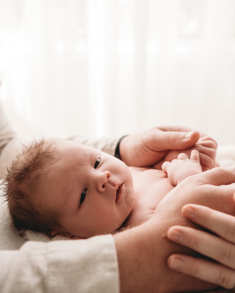 There’s a whole universe reflected in a newborn’s stare — wide, unblinking, and full of untouched wonder. In those quiet moments, it feels like they’re seeing the world for the very first time… and maybe, somehow, understanding more than we ever could. Their gaze holds innocence, curiosity, and a softness that slows time. A reminder that even the smallest souls can carry the deepest magic. ✨👶
#sydneynewbornphotographer #sydneybabyphotographer #newbornphotography