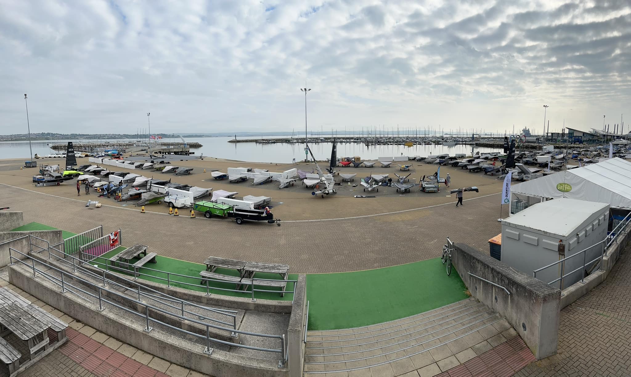 Heute ist der erste Tag der 2023 Moth Worlds.
~140 Teilnehmer aus 24 Nationen segeln diese Woche in Portland Bay in der Weymouth and Portland National Sailing Academy.
Windvorhersage für diese Woche ist eher leicht und wir hoffen, dass uns die Seabreeze nicht im Stich lässt.