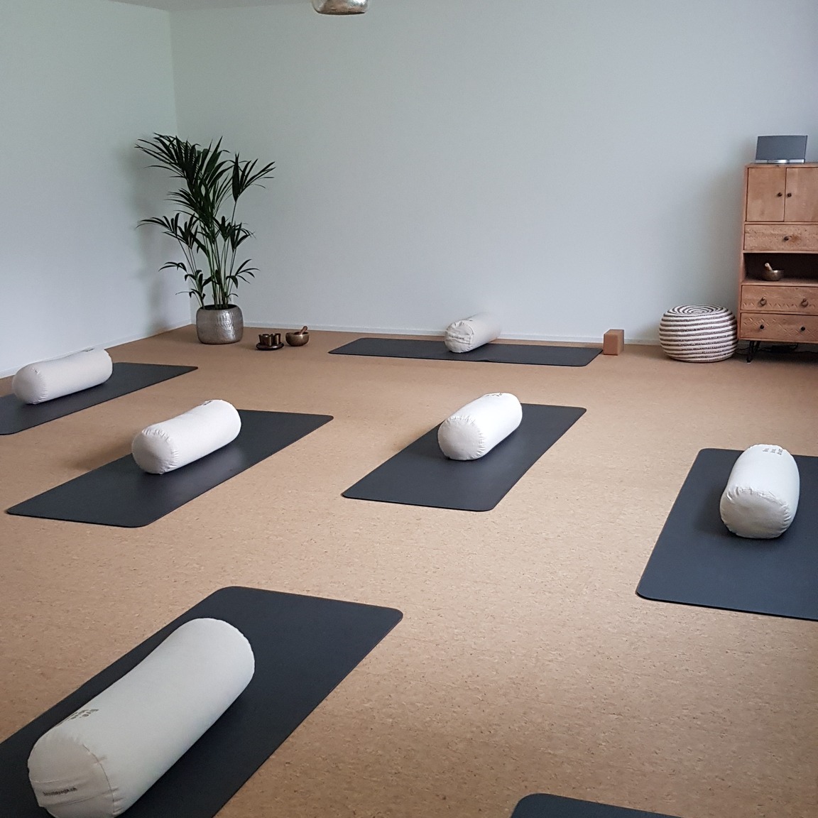 ✨ Träumst du noch oder startest du schon? 😉 ✨
Falls du davon träumst, dein eigenes Therapie- oder Bewegungsangebot in einem tollen Raum in Willisau anzubieten, dann ist jetzt die perfekte Gelegenheit. 💫🏡
In meinem Raum hast du die Möglichkeit, bereits morgen zu besten Zeiten durchzustarten. 🚀💆♀️💪
Melde dich gerne für mehr Infos bei mir und erkunde den Raum auf meiner Website. 📩😊
#therapieraum #bewegung #yogaraum #willisau #deinchance