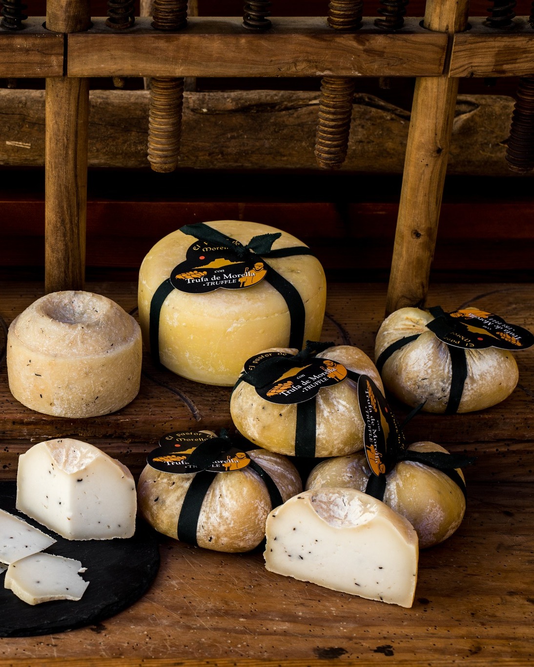 Sabies que els formatges canvien de textura durant l’any?
A diferència dels productes industrials, ací no es busca una uniformitat total, sinó que cada peça pot reflectir les condicions del moment en què ha sigut feta 🧀
☀️🌧 Afecten factors com canvis de temperatura i humitat, l’alimentació del ramat o varacions en la llet
#pastordemorella #elsportsésautèntic #morella #elsports #formatgeartesà