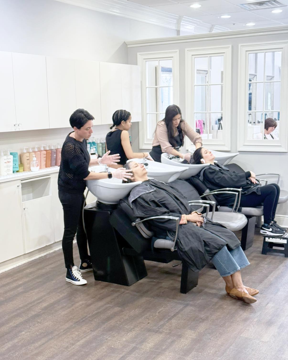 #fusiodose At SALON 518 we give every client a relaxing shampoo with a scalp massage.💆♀️🧴… Need to beat the frizz today ☔️ ? Stop in for a full @518experience by adding a #KERASTASE fusio dose treatment to your service today. #kérastase #fusiodose #nofrizz #millburnshorthills #exploremillburnshorthills #shorthillsmoms #millburnmoms #shorthillssalon