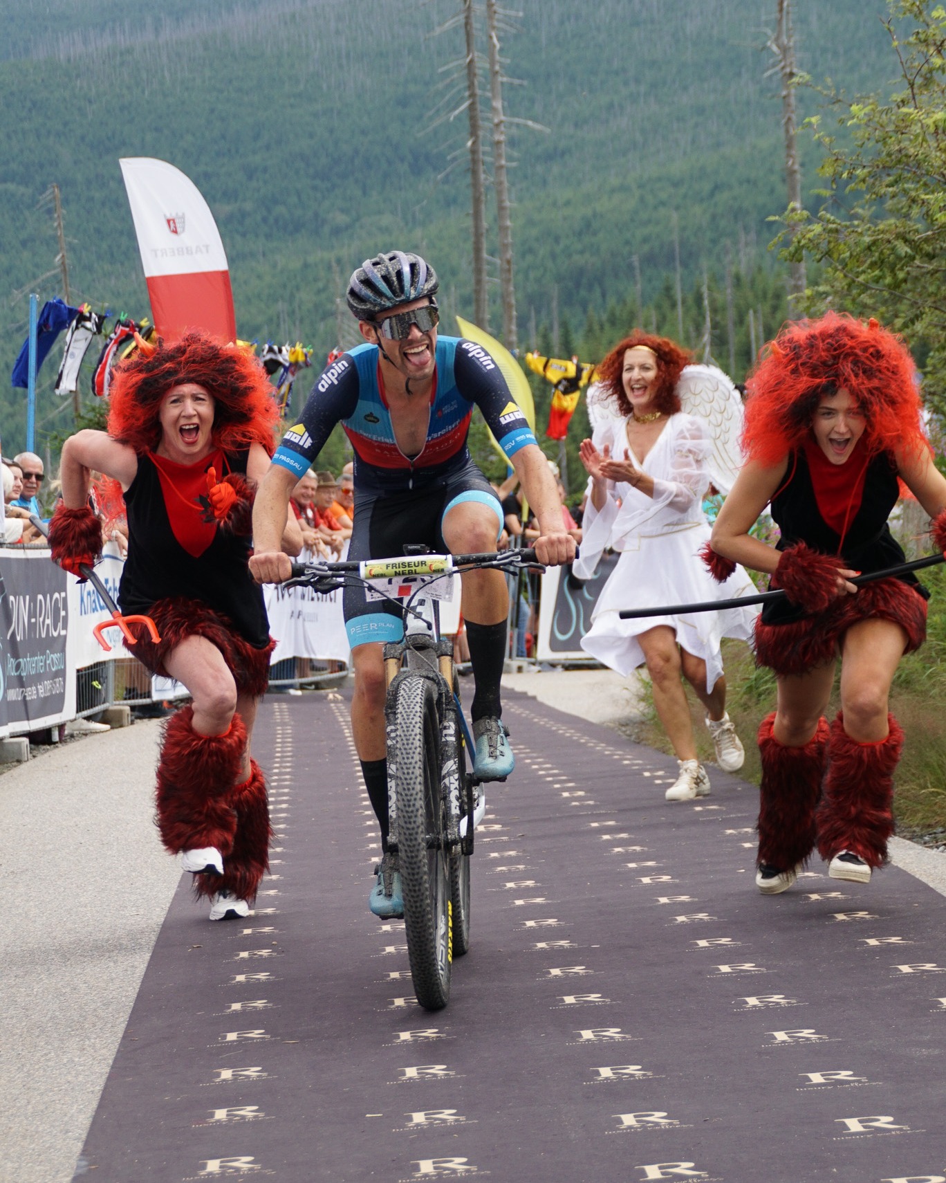 Laufe 🏃♂️ Walke🚶♀️ oder Radle 🚲
und sei beim Quälspaß auf den Dreisessel mit dabei 🔥
im Team oder als Einzelstarter💚
🔜Am 19.07. fällt um 12 Uhr in Neureichenau der Startschuss für das Bergrennen 🎉💥
❗️Die Startnummernausgabe findet am Renntag beim Rathausplatz von 9:00 Uhr bis 11:00 Uhr statt 🕙
Nachmeldungen sind am Renntag nur persönlich vor Ort von 9:00 Uhr bis 10:00 Uhr möglich 💬
Für weitere Infos folgt gerne dem Link in der Bio 👈
#tagdessports #dreisesselgemeinde #quälspass #quälspassamdreisessel #dreisesselberg #dreisessel #spielspass #kidsrace #racenight #laufen #mtb #walken #bergrennen #SportEvent2025