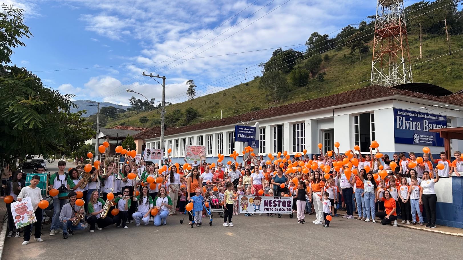 No dia 22 de maio, a comunidade de Serra Pelada, em Afonso Cláudio (ES), foi palco de uma mobilização coletiva em apoio à Campanha Faça Bonito, que visa a conscientização e o combate ao abuso e à exploração sexual de crianças e adolescentes. A ação foi organizada em parceria por diversas instituições, entre elas a ADL, o CMEI Nestor Pinto de Aguiar, além da equipe e estudantes das séries iniciais da EEEFM Elvira Barros.
A caminhada percorreu as ruas da comunidade reunindo crianças, educadores sociais, professores, equipes pedagógicas e profissionais da assistência social e da psicologia. Com cartazes, faixas e mensagens de apoio, os participantes reforçaram a importância de fortalecer a rede de proteção e de denunciar situações suspeitas de violência sexual.
Essa ação integrou a Campanha Maio Laranja, promovida nacionalmente e reforçada localmente pela Rede de Proteção de Afonso Cláudio, que inclui o Conselho Municipal dos Direitos da Criança e do Adolescente (CMDCA), CRAS, CREAS, a Secretaria Municipal de Educação e os Serviços de Convivência e Fortalecimento de Vínculos, entre outros.
“Essa ação é muito importante para conscientizar a comunidade, ainda mais quando há o envolvimento de todas as instituições locais. São parcerias que fortalecem o compromisso com a vida humana”, destacou Willa Buecker, educadora social da ADL.
A mobilização em Serra Pelada reafirma o papel da comunidade na promoção de um ambiente seguro, acolhedor e protetivo para crianças e adolescentes. Casos de suspeita de abuso sexual devem ser denunciados ao CREAS, ao Conselho Tutelar ou pelo Disque 100, serviço gratuito e sigiloso.
A participação cidadã e o engajamento coletivo são essenciais para garantir os direitos e a dignidade da infância e dos adolescentes.