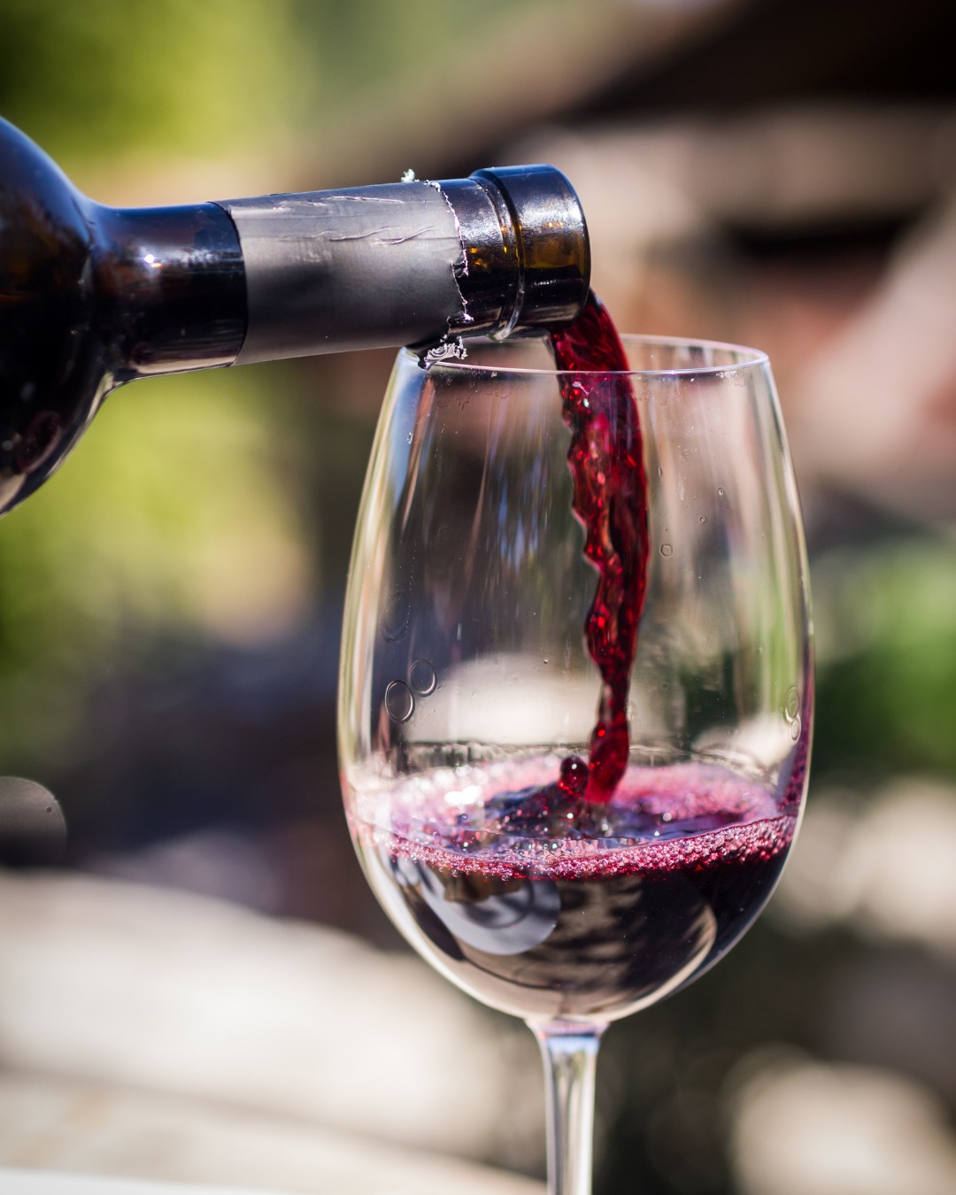 Every month, a little touch of Georgia arrives at your door if you're a member of our wine club - three handpicked wines, a tasting guide and pairing tips, all wrapped in a single box ✨
Gold or Platinum tier, same ritual: unbox, uncork, unwind 🍷