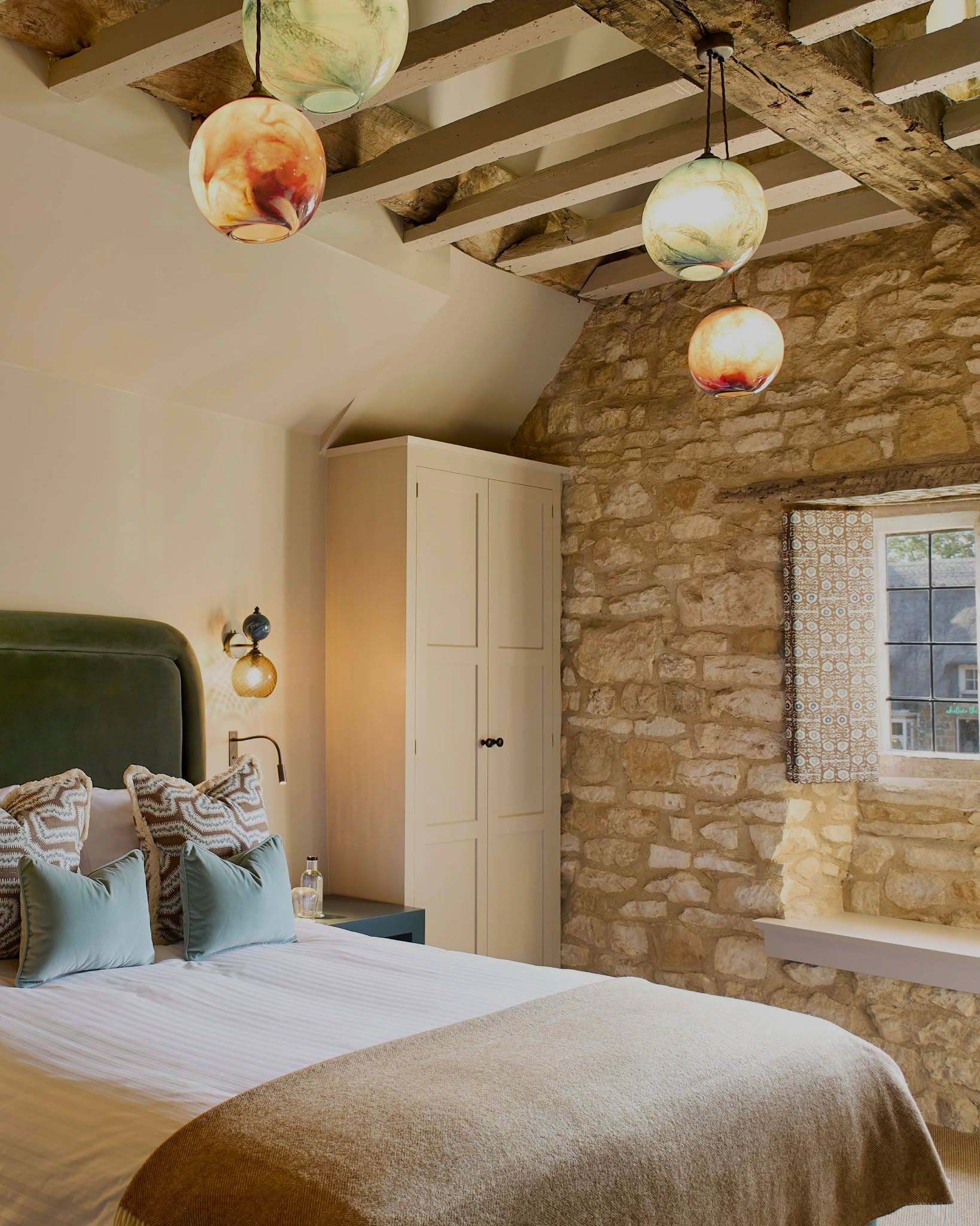 A glimpse of the unique warmth and character that defines our bedrooms. A gorgeous mix of comfort and countryside luxury. Welcome to your home away from home! 🌿🏡
#HouseOfGeorge #CotswoldsFlavours #SeasonalEats #BroadwayUK #TasteCotswolds #CotswoldDining