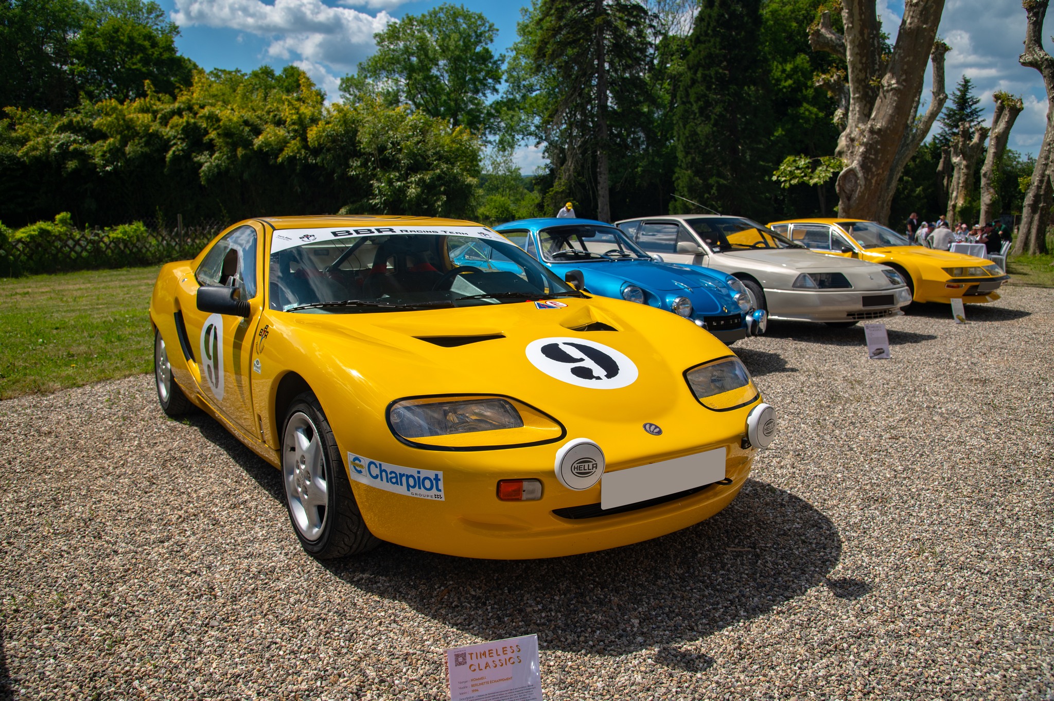 Focus sur l'une des raretés présentes à Timeless Classics : La Hommell Berlinette Echappement !
Produite en quantité extrêmement limitée la Hommell Berlinette Échappement est aujourd’hui une voiture presque introuvable.
L’histoire de Hommell est intimement liée à son fondateur, Michel Hommell, grand passionné d’automobile et éditeur du célèbre magazine Échappement. Dès les années 1970, il nourrit une véritable admiration pour les voitures légères et sportives, inspirées par l’esprit des berlinettes Alpine et des Lotus. Son rêve ? Créer une voiture française, sans compromis, dédiée aux puristes et aux amateurs de sensations fortes.
En 1990, il franchit un cap et fonde la marque Hommell Automobiles, avec l’objectif de concevoir une sportive aussi agile qu’une voiture de course, mais homologuée pour la route. La première Berlinette Hommell voit le jour en 1994, après plusieurs années de développement et de tests intensifs. Fabriquée dans l’atelier breton de Lohéac, en plein cœur du musée automobile de Michel Hommell, la voiture est assemblée quasi artisanalement, avec un souci du détail et une exigence de performance rarement vus dans le monde des petites séries.
Fait unique dans l’histoire de l’automobile, Michel Hommell a sollicité l’avis de ses lecteurs pour concevoir cette voiture.
En tant que fondateur du magazine Échappement, il disposait d’une communauté de passionnés de sport automobile, dont il a pris en compte les retours et les attentes pour façonner la Berlinette. Le résultat est une voiture taillée sur mesure pour les puristes, privilégiant la légèreté, l’agilité et le plaisir de conduite avant tout. La conception repose sur un châssis tubulaire rigide, habillé d’une carrosserie en matériaux composites pour minimiser le poids tout en garantissant une robustesse exceptionnelle.
Un grand merci à @bbr.racingteam d'avoir participé et exposé cette merveille.
📸 @allan_photography8
www.timelessclassics.fr
#TimelessClassics #Merci #VoituresDeCollection #PassionAuto #CarCulture #Classiccar #Event #Evenement #Privé #EvenementPrive #Alsace #BasRhin
