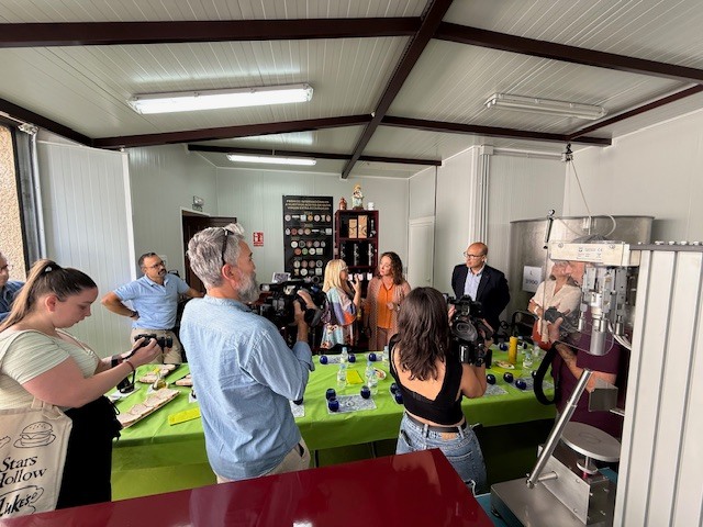 👉Hace unos días la Consejera de Agricultura, Ganadería y Desarrollo Rural, Dña. María González Corral, visitó en Fermoselle uno de los Proyectos subvencionados por ADERISA a través de los fondos europeos LEADER 2014-2020.
🫒Caridad Robles, ejerció de perfecta anfitriona de su pequeña envasadora de aceite "Pago Los Bichos" @97pagolosbichos, un proyecto que apuesta por la calidad y la excelencia del producto en el mundo rural.
🌎Este proyecto, financiado con fondos LEADER, ha recibido numerosos premios internacionales desde 2019, en países como Reino Unido, Japón o Italia. El más reciente ha sido su inclusión en el top 100 de los Evooleum Awards, que distingue los mejores aceites del mundo.
🌳La Consejera concluyó su visita con un paseo por los bancales de olivos centenarios de la explotación de Pago los Bichos.
https://comunicacion.jcyl.es/web/jcyl/Comunicacion/es/Plantilla100Detalle/1281372051501/NotaPrensa/1285545638823/Comunicacion