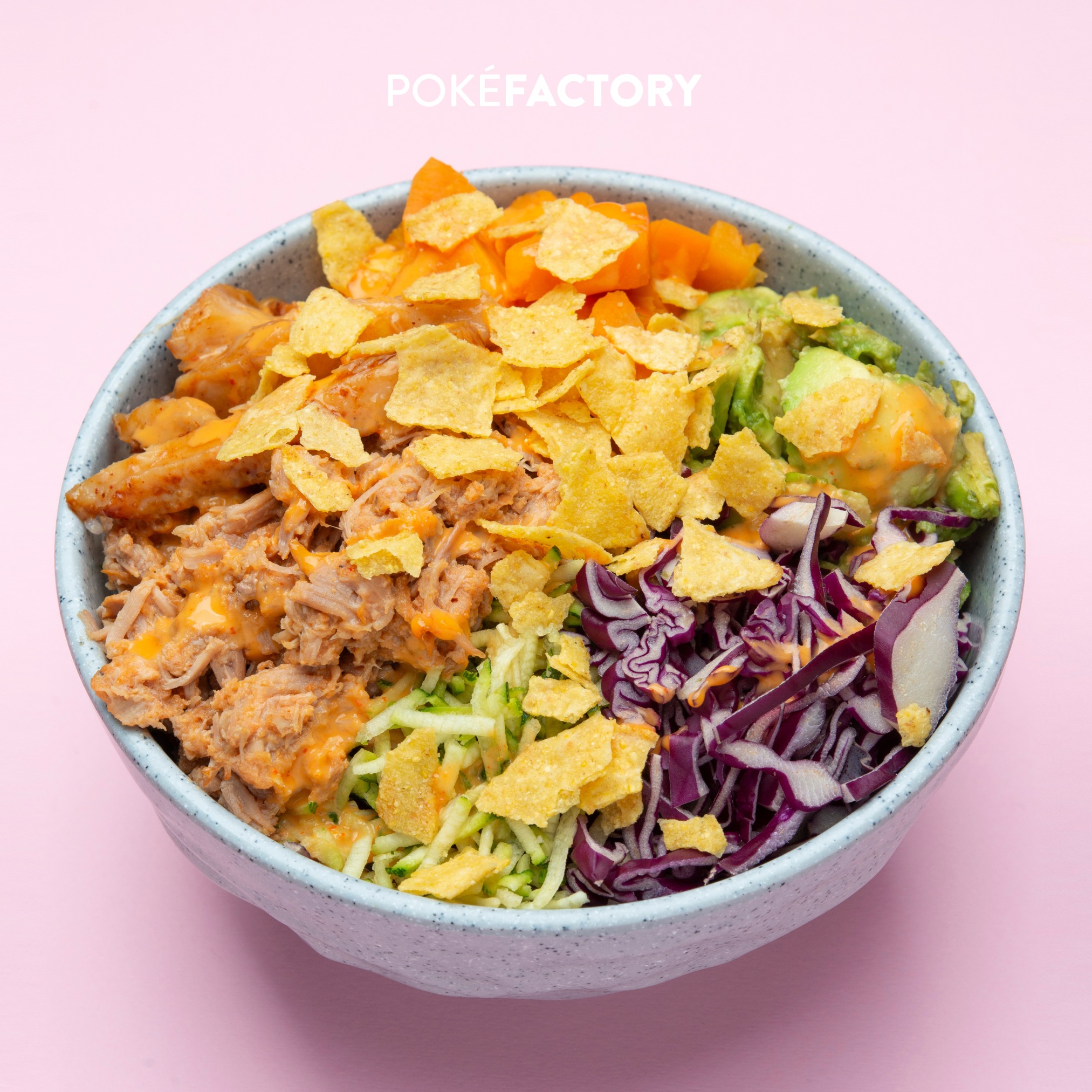 La PULLED PORK non è una poke 👉🏻 è il perfetto guilty pleasure che non confesserai mai alla tua nutrizionista 💥
🍗 Pulled pork & pollo teriyaki - doppia carne, doppio peccato 🌶️ Spicy mayo - così sudi per un motivo 🥑 Avocado - è lì per fingere che sia healthy 🍠 Patate dolci, cavolo viola, zucchine - il trio delle meraviglie e 🌽 Nachos – perché la vita è troppo breve per non sgranocchiare
Ah, la base è a scelta così puoi optare per quella che ti fa sentire meno in colpa 💕
Vieni a trovarci in store oppure ordina dalla nostra #APP 📲
#pokefactory #app #ordinaora #pokesignature