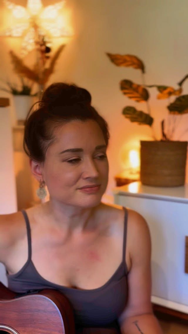 Almost forgot this is the whole point. 🥹❤️ Manchmal gibt es Zeiten, da sind meine Zweifel so groß, dass ich zur Gänze vergesse, um was es bei allem eigentlich geht. Mein Kopf in den letzten Wochen war SO wahnsinnig voll mit Selbstzweifeln in Bereichen, die eigentlich so weit fern von allem liegen, was ich immer machen wollte. Und das ist eigentlich nur Singen. Dass ich plötzlich in so vielen Bereichen Expertin sein muss, die eigentlich nichts mit meiner Leidenschaft zu tun haben, überfordert mich manchmal und ich bin ganz ehrlich: Ich bin wirklich müde von Gedanken über Marketing, KI, Social Media, Homepagedesign, Buchungs- und Prozessoptimierungen und Co und fühl mich unfassbar unter Druck gesetzt vom Tempo, das andere in meiner Branche vorlegen und bei dem ich einfach nicht mithalten kann. Nicht als One-Woman-Show und nicht als Mama von einem Kleinkind. Dass alles permanent nur mehr unter der Voraussetzung wahrgenommen wird, dass es innerhalb von Millisekunden Aufmerksamkeit generieren muss und ich eigentlich ständig Trends hinterherlaufen muss, um sichtbar zu sein. Ich bin mir ziemlich sicher, dass mich hier sehr viele verstehen, wenn ich sage: Das ständige Kämpfen um mehr Sichtbarkeit macht sehr müde. Und es hat vor allem einfach gar nichts mit dem zu tun, was ich am liebsten mache. Singen war immer schon mein Kraftort und ich muss es mir immer und immer wieder in Erinnerung rufen, dass es das ist, was mich antreibt. Dass genau diese Sache das Herzstück meiner Arbeit ist. Und nicht irgendeine Marketingstrategie. Mein neuer Glaubenssatz ist also: Solange ich meine Stimme hab, hab ich das wertvollste Tool immer nah bei mir. Solange ich meine Stimme hab, werd ich immer sichtbar sein. ❤️
.
#singer #acousticcover #billieeilishmusic #birdsofafeather #musician