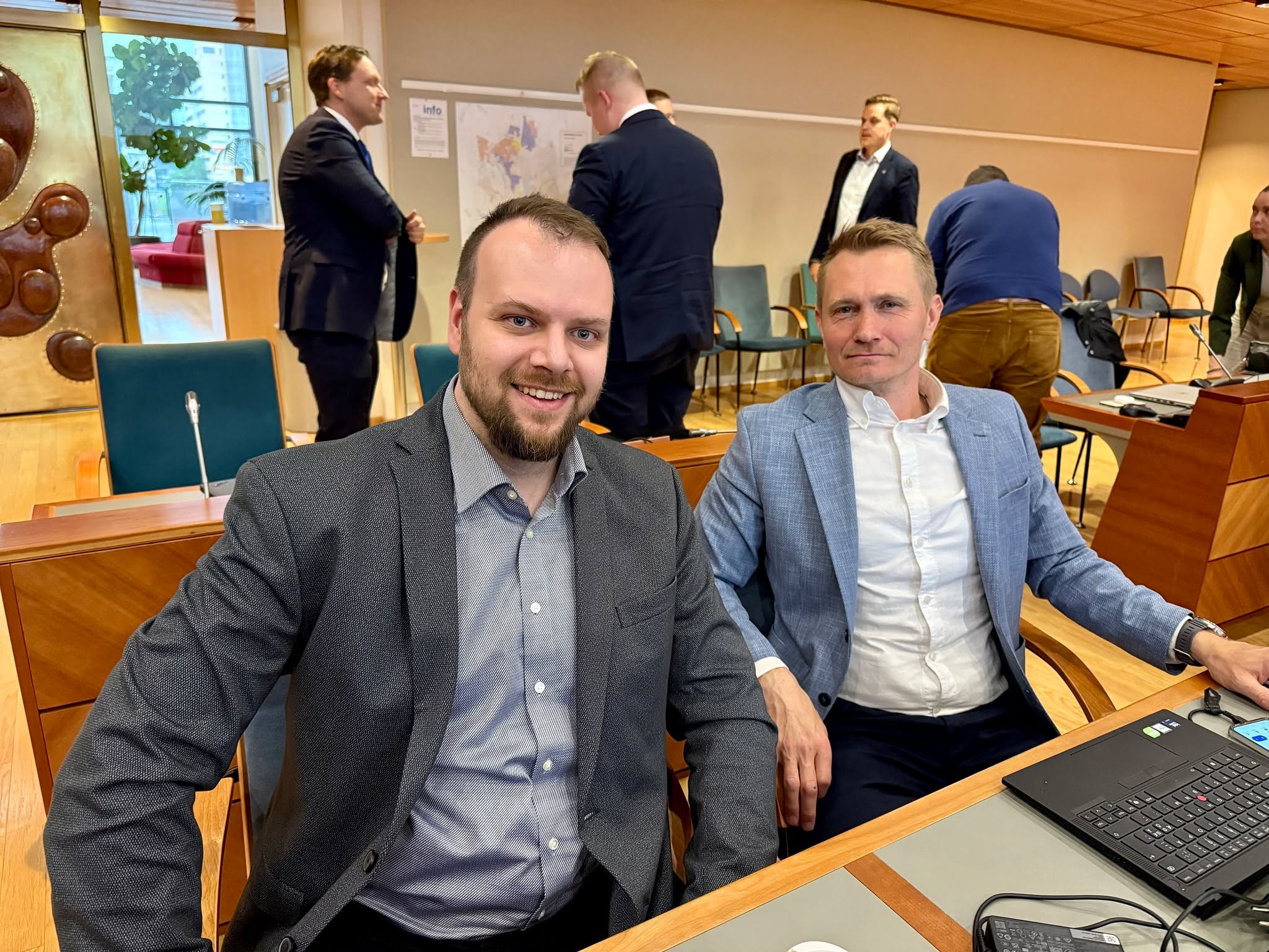 Espoon uusi kaupunginvaltuusto kokoontui maanantaina 9.6.2025 ensimmäiseen kokoukseensa. Kokouksen tärkeimpänä päätösasiana oli nimittää luottamushenkilöt kaupungin lautakuntiin, jaostoihin ja muihin toimielimiin alkavalle vaalikaudelle.
Keskustan neuvottelijana puolueiden välisissä paikkajakoneuvotteluissa toimi valtuutettu Tommi Halkosaari. Neuvottelutulos muodosti pohjan kaupunginvaltuuston hyväksymälle esitykselle.
Kaupunginhallitus ja jaostot
Jussi Holma toimii kolme vuotta Espoon kaupunginhallituksen varajäsenenä ja tämän jälkeenvuoden varsinaisena jäsenenä. Lisäksi hän on kahden vuoden ajan jäsenenä sekä kaupunginhallituksen konserni- ja tilajaostossa, jonka jälkeen jäsenenäkaupunginhallituksen elinkeinojaostossa. Näissä jaostoissa Holman varajäsenenä toimii Matias Ollila.
Tommi Halkosaari aloittaa Espoon Keskustan valtuustoryhmän puheenjohtajana. Tämän myötä hän toimii myös kaupungin neuvottelutoimikunnan jäsenenä.
Espoon Keskustan ehdokkaana olleita aktiiveja toimii alkavalla kaudella monipuolisissa tehtävissä eri toimielimissä:
- Kasvun ja oppimisen lautakunta: Aili Pesonen, varajäsen Aino-Leena Harjula
- Tarkastuslautakunta: Sofia Tuisku, varajäsen Hanna Markkanen
- Yhteisöllinen Espoo -kehitysohjelma: Jenna Leppänen, varajäsen Heidi Mannelin
- Espoon vanhusneuvosto: Erja Tikka, varajäsen Leena Raudasoja
- Tasa-arvo- ja yhdenvertaisuustoimikunta: Päivi Jouttimäki, varajäsen Terhi Sundström (vaihto päikseen 2 vuoden kuluttua)
- Laurea-ammattikorkeakoulun Espoo–Lohjan alueneuvottelukunta: Siiri Salminen
- Keskusvaalilautakunta: varajäsen Tommi Virtanen
- Sydkustens landskapsförbund: Niklas Bäckström, varajäsen John Blomberg
- Espoon musiikkiopiston kannatusyhdistyksen hallitus: Kinchit Reddhiman
- Espoon kiinteistötoimituksen uskottu mies: Tommi Isopahkala
- Helinä Rautavaaran etnografisen museon säätiö: Johanna Tikanmäki
Espoon Keskusta toivottaa menestystä tulevaan työhön kaikille luottamustehtäviin valituille.