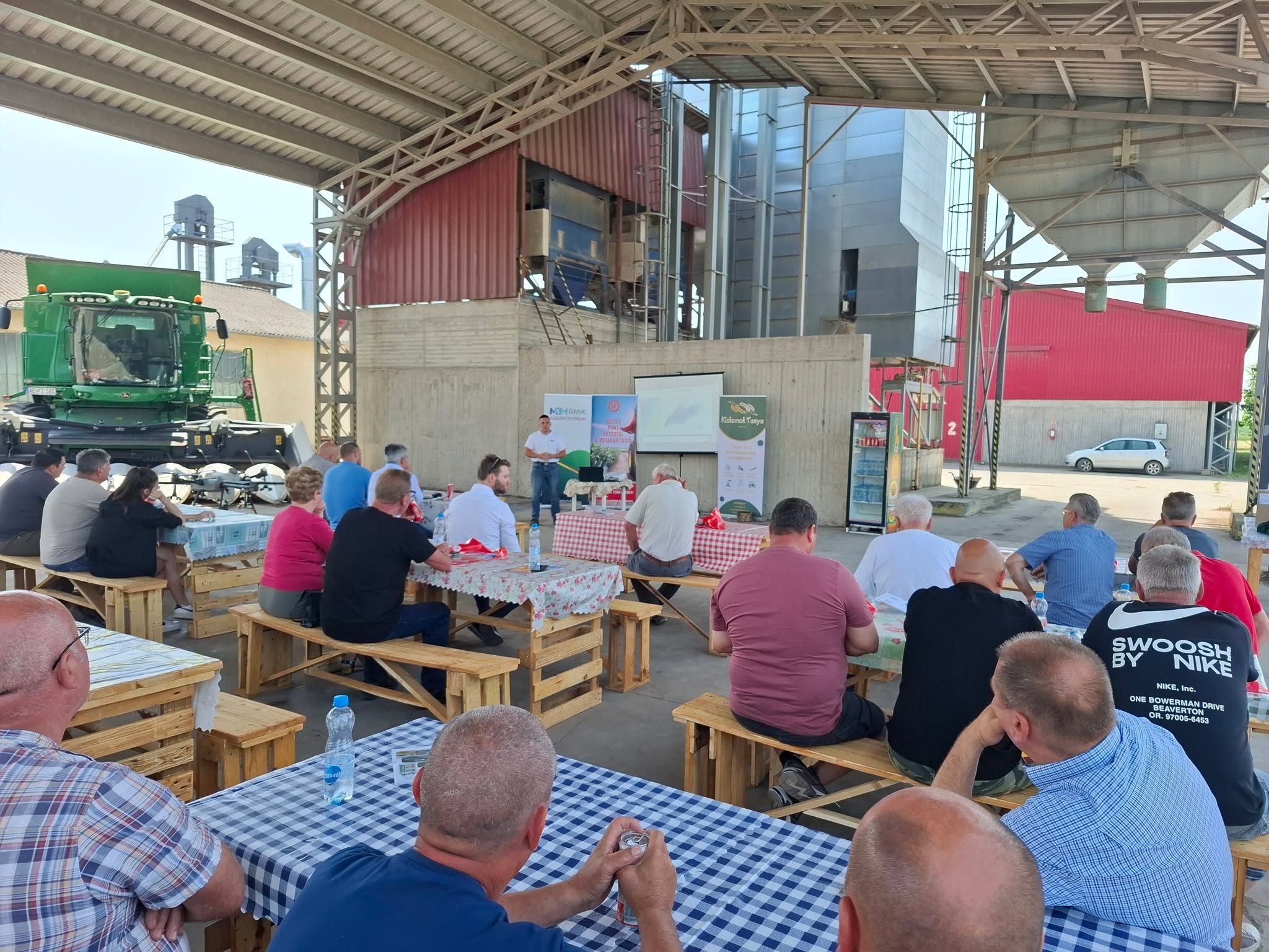 🙏🌾 Köszönjük, hogy megtiszteltetek bennünket jelenlétetekkel a Kishomok Tanya partnertalálkozóján! 🙏🌾
Az együttműködésünk erős alapja a közös munka és a kölcsönös bizalom, és nagyon hálásak vagyunk, hogy ezt Ti is így látjátok. Reméljük, hogy a találkozó inspiráló volt minden résztvevő számára, és hogy a közös céljaink érdekében még sok szép eredményt érhetünk el együtt!
Köszönjük a bizalmat és a támogatást, várjuk a további sikeres közös munkát!
Kishomok Tanya csapata 🌱