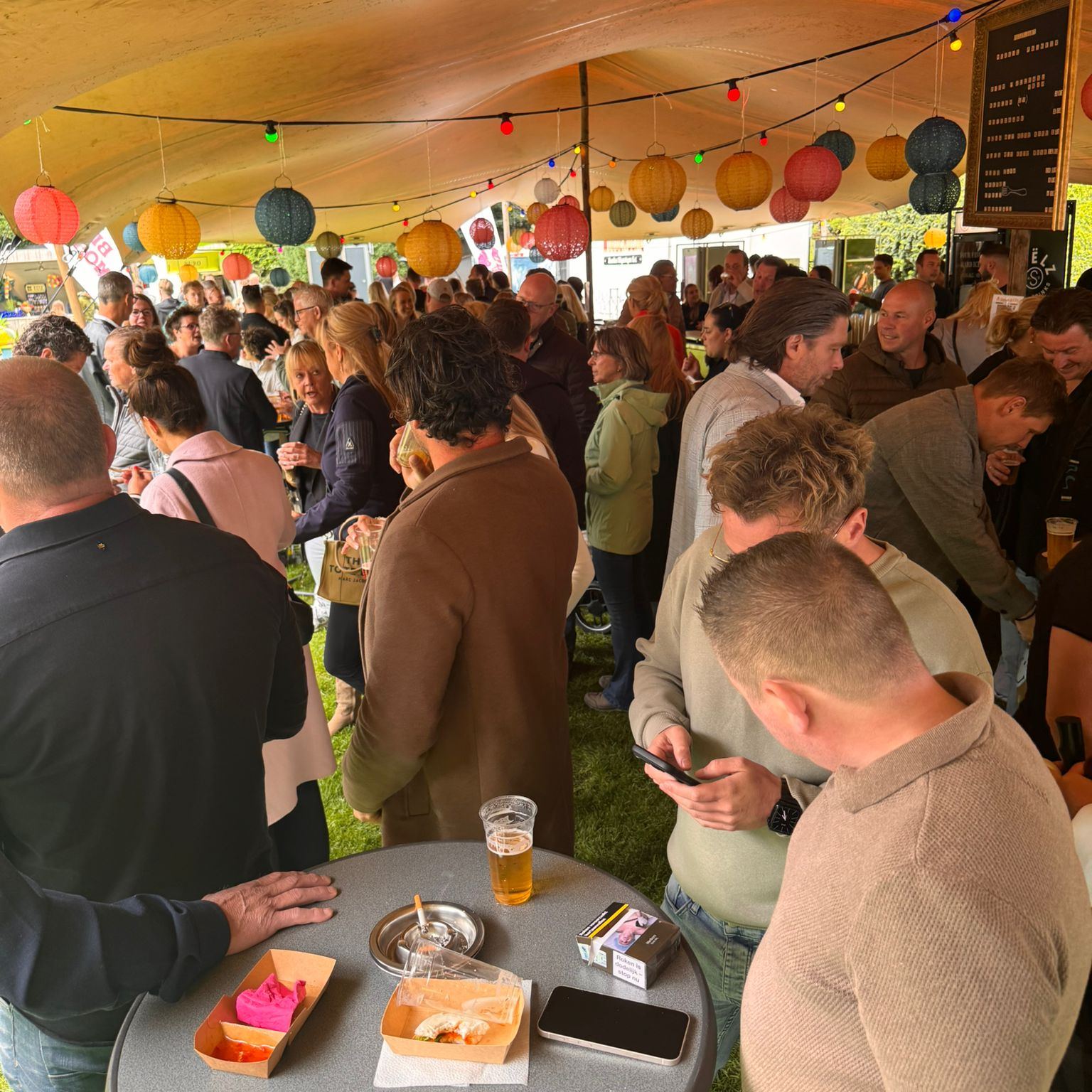 ☔🌤️ Goed vertoeven bij Vorkje Prikken Ede! 🍴🎉
Bij Vorkje Prikken Ede is het vandaag heerlijk toeven! De sfeer zit er nu al goed in en dat houden we de rest van het weekend lekker vast. 😄
En ja hoor, we hebben natuurlijk ook rekening gehouden met een buitje hier en daar. Maar geen zorgen: onder de grote tent is het lekker droog én gezellig! Dus laat die paar regendruppels je niet tegenhouden, want er is volop te genieten van heerlijk eten, fijne muziek en een goede dosis sfeer. 🌮🍷🎶
Wanneer kom jij langs bij Vorkje Prikken Ede? Wij kijken uit naar je komst!
#VorkjePrikkenEde #Sfeervol #OverdektGenieten #EtenEnBeleven #TotStraks