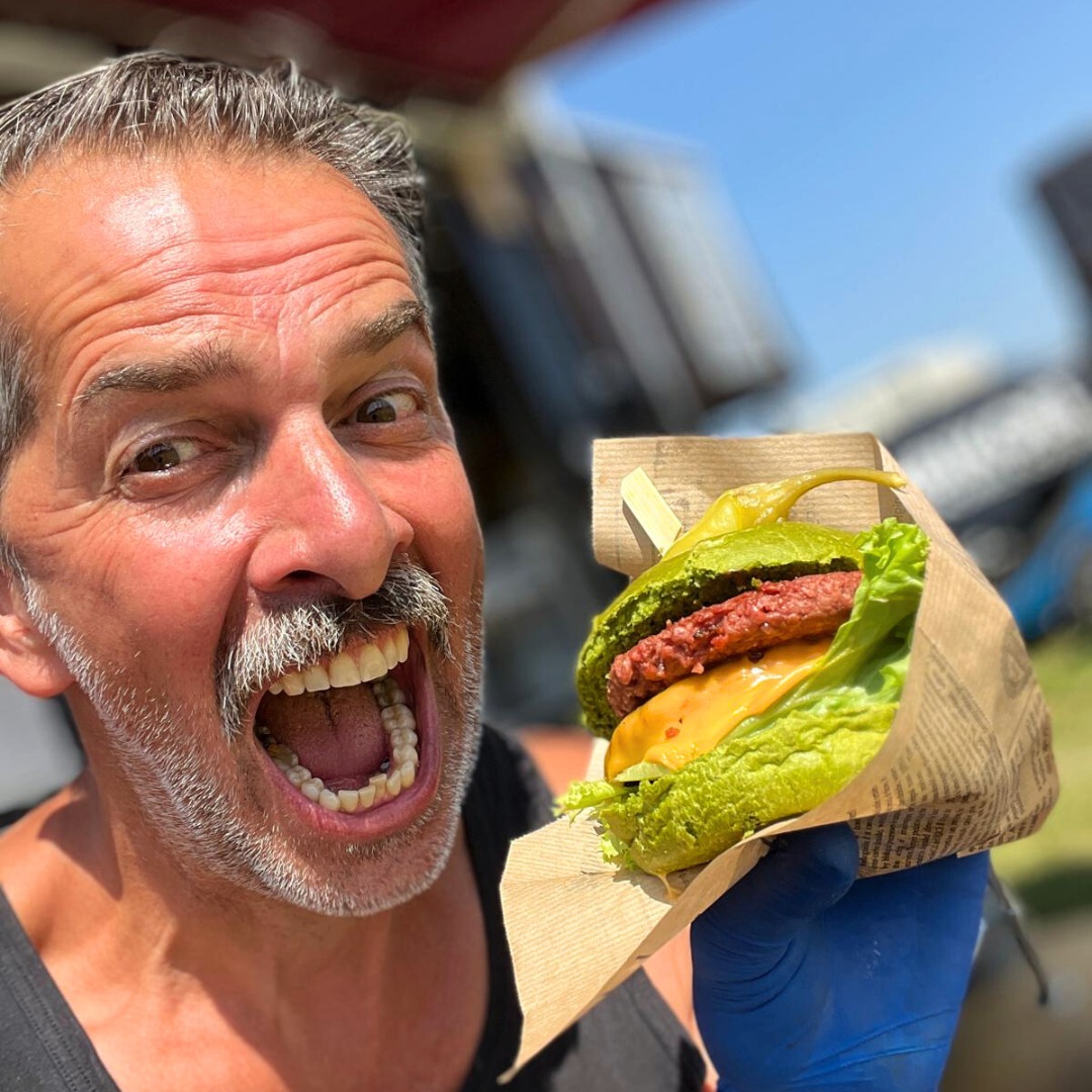 PITFEST
10 t/m 12 juli staan we voor het eerst op @pitfestofficial in Emmen. Metal, hardcore, punk... en wij zorgen voor de brandstof: vegan kebabwraps en smash burgers waar je u tegen zegt.
Hard gaan, goed eten. Plant Based Comfort Food.