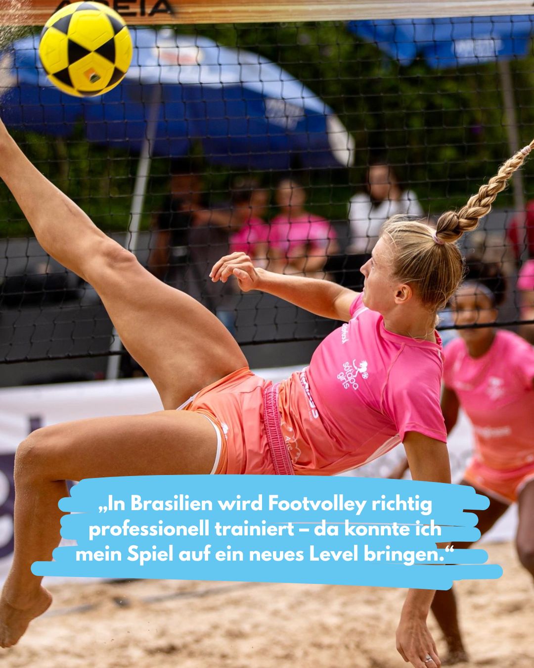 Part III unseres Interviews mit Jule Saam
🏐 Trainieren, wo Footvolley zuhause ist!
Jule Saam hat das gemacht, wovon viele nur träumen: Sie hat in Brasilien – dem Mutterland des Footvolley – trainiert und gelebt.
„Ich bin durch den Sport nach Brasilien gekommen und habe dort ein Auslandsjahr in São Paulo gemacht. Nach dem Studium bin ich wieder zurückgekehrt und zukünftig werde ich dort als Deutschlehrerin arbeiten.“
In Brasilien erlebte sie, wie professionell Footvolley dort betrieben wird:
„Hier gibt es ausgebildete Trainer, die das Training gezielt vorbereiten und an das Spielniveau anpassen. Das gibt’s in Deutschland so nicht – da wird einfach nur gespielt. In Brasilien konnte vor allem meinen Angriff und meine Schultertechnik verbessern.“
💥 Leidenschaft trifft Lernkurve – Jule hat auf internationalem Niveau trainiert und bleibt dabei trotzdem ihrer Heimat treu.
Von São Paulo zurück nach Gmünd – wir freuen uns riesig, dass du auch dieses Jahr wieder mit auf dem Sand stehst, liebe Jule! 🌍💪
📸 #FootvolleyBrasil #LevelUp #TrainHardPlayHard #PlayaDeGamundia #VonGmündNachSãoPauloUndZurück