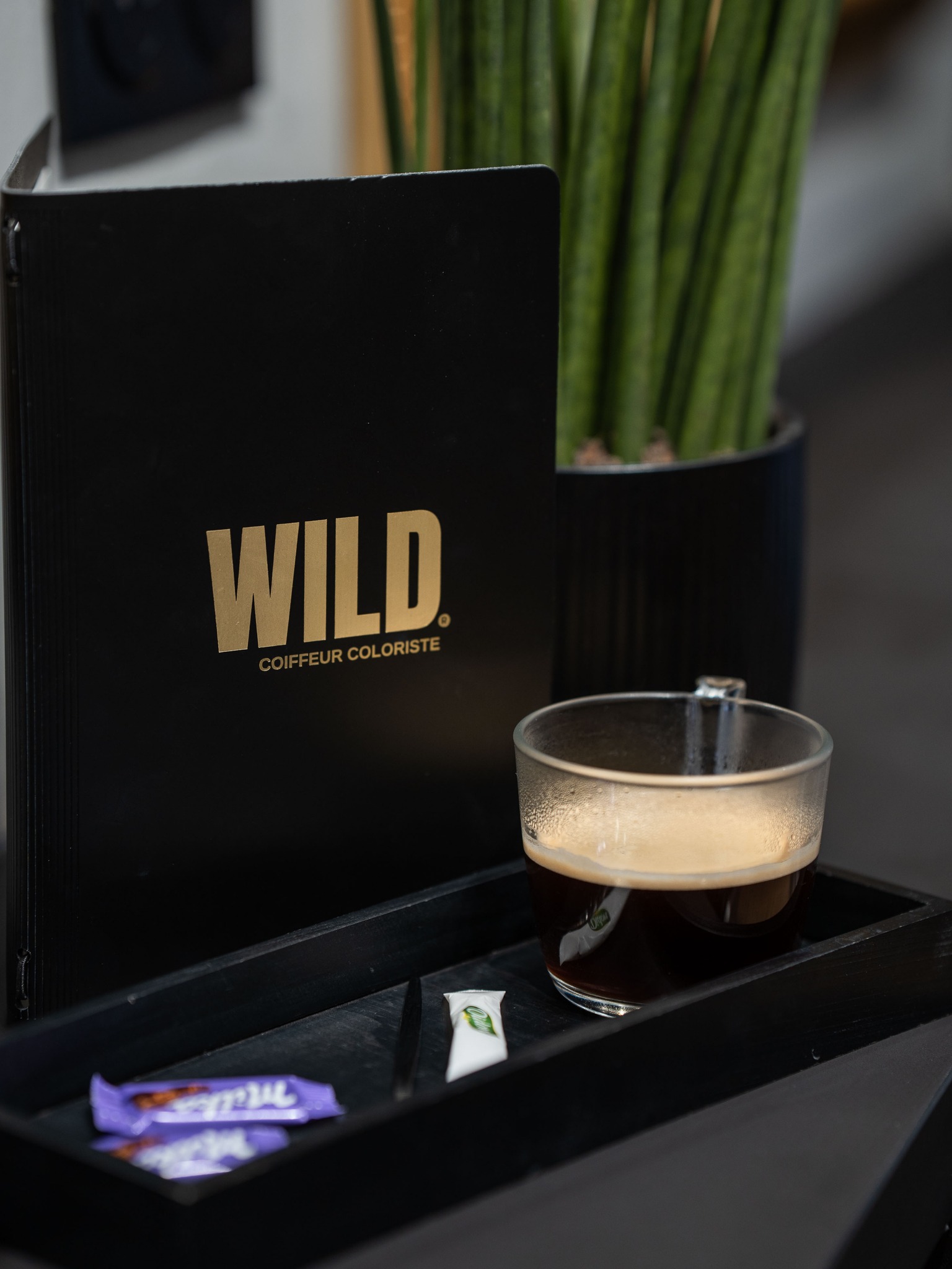 Chez WILD, on aime prendre soin de vous 🖤
Ambiance chill, playlist au top, fauteuil comfy… et une petite carte des boissons pour parfaire le moment ⤵
🫖 Du café, du thé ou une infusion pour se détendre
🍹 De l'eau, du jus ou un soda pour se rafraîchir
Psst... pour les plus gourmands, des chocolats et des bonbons sont à portée de main ! 🤭
Des petites attentions et des saveurs qui signent l'image de marque WILD et permettent de profiter pleinement de votre instant dans nos salons.
Et vous, qu'est-ce qu'on vous sert ?
📸 & CM : @agence.boujoubien
#wildcoiffeurcoloriste #accueil #boissons #coiffeur #coiffure #détente #normandie #boujoucm