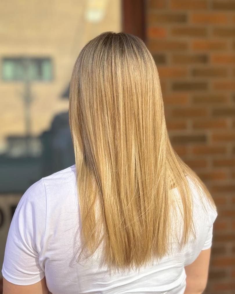 Et jevnt og naturlig resultat – helt uten synlig ettervekst! 💫
Anastasiia har utført en nøyaktig og skånsom striping av etterveksten, slik at fargen smelter sømløst sammen med resten av håret.
Perfekt for deg som ønsker å friske opp fargen uten en full stripebehandling.
📍Book time hos Anastasiia – hos JK Beauty får du kvalitet i hver detalj.