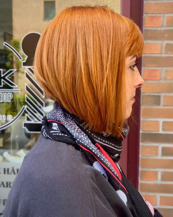 Frisk farge og en klipp som løfter hele uttrykket! 💇♀️🎨
Vår frisør Anastasiia har gitt denne kunden en nydelig hårfarge og en klipp som fremhever både form og glans.
Skreddersydd for å passe både ansiktsform og personlighet 💁♀️
📍Book time hos Anastasiia på JK Beauty – for hår du virkelig føler deg vel i.