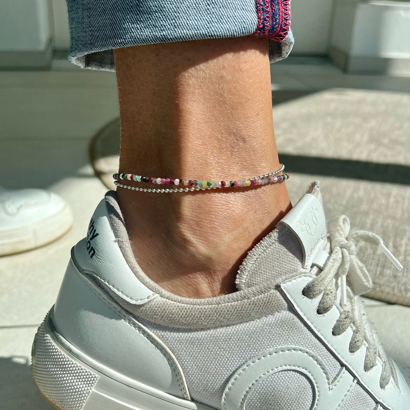 Zart, sommerlich & funkelnd: Unsere neuen Sommer - Fussketteli mit Edelsteinen sind da!
Ob am See, barfuss im Garten oder am Meer – sie bringen sommerliche Eleganz für Dein Outfit.
Wähle aus zarten Edelsteinen wie Rosenquarz, Turmalin oder Mondstein – jedes Stück von Hand gefertigt und individuell kombinierbar.
Komm vorbei & such Dir Dein Lieblingsstück aus – minimalistisch, elegant & voller Sommergefühle.
#schmuck #schmuckliebe #edelsteine #sommer #fußkette #fussketteli