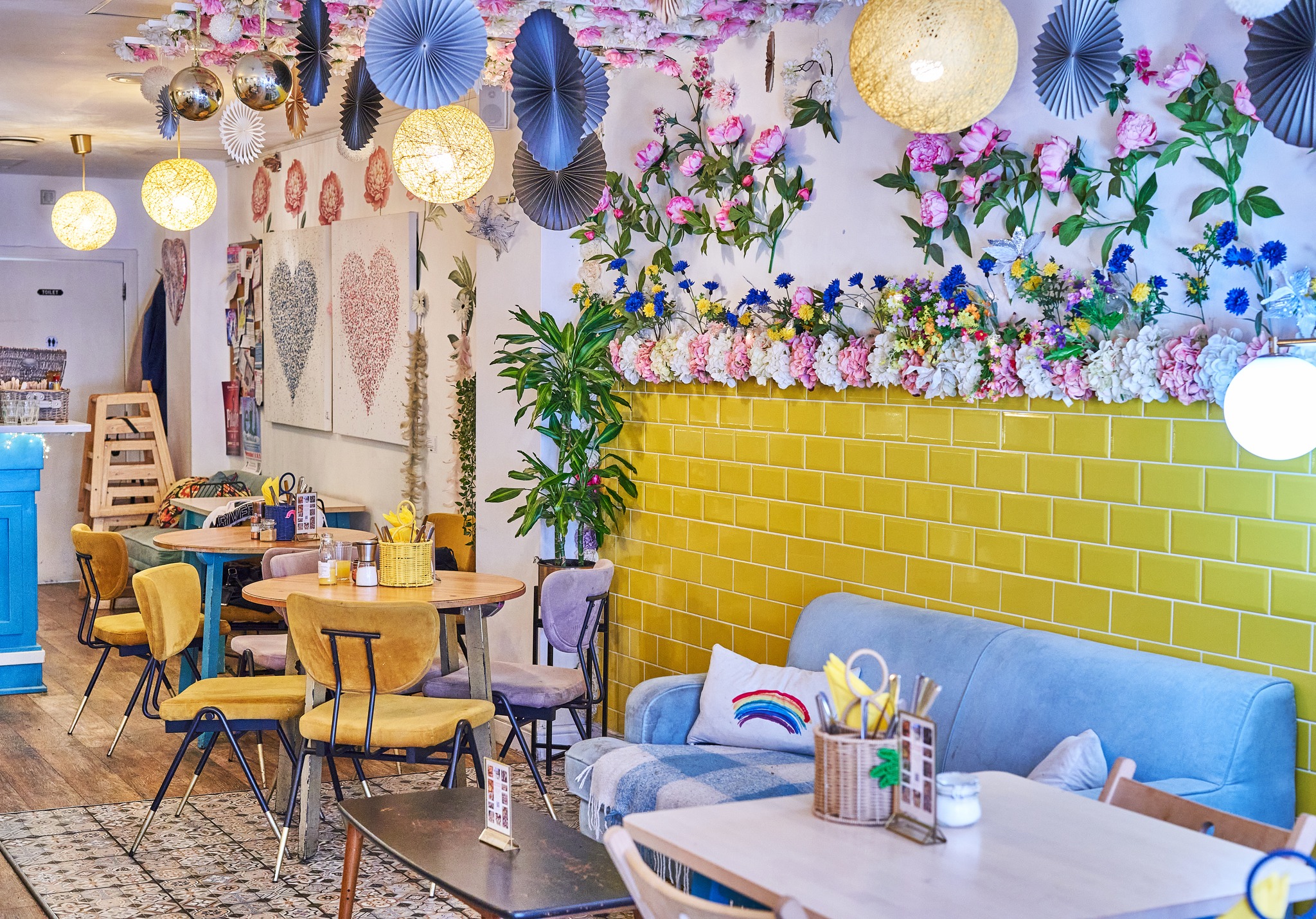 Tell us your favourite table at Strawberry Grove — window seat? Hidden corner? Outside in the sun? ☀️
Don't forget our £5 Breakfast offer when you buy a drink:
Tuesdays and Wednesdays 9am - 10am!
We’re setting the scene for a relaxing new week!
#YourTableIsReady
#StrawberryVibes
#MarlowCafe
#LaneEndLife
#CoffeeCorner