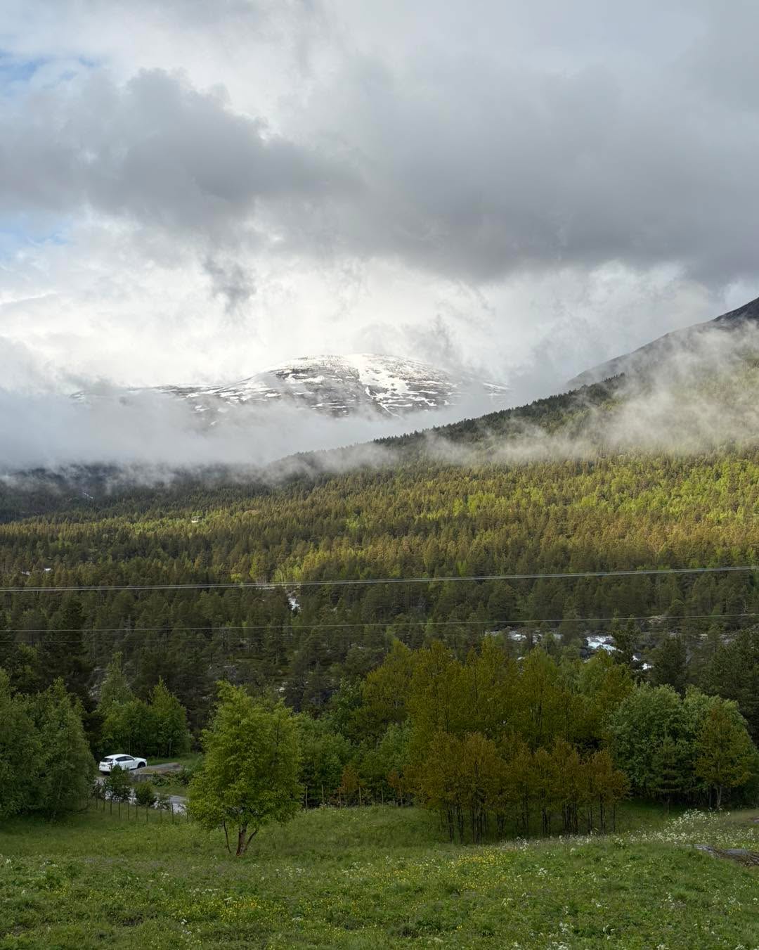 En nydelig morgen - +5 grader, nysnø på toppene av de høyeste fjellene rundt meg og sola titter frem☀️