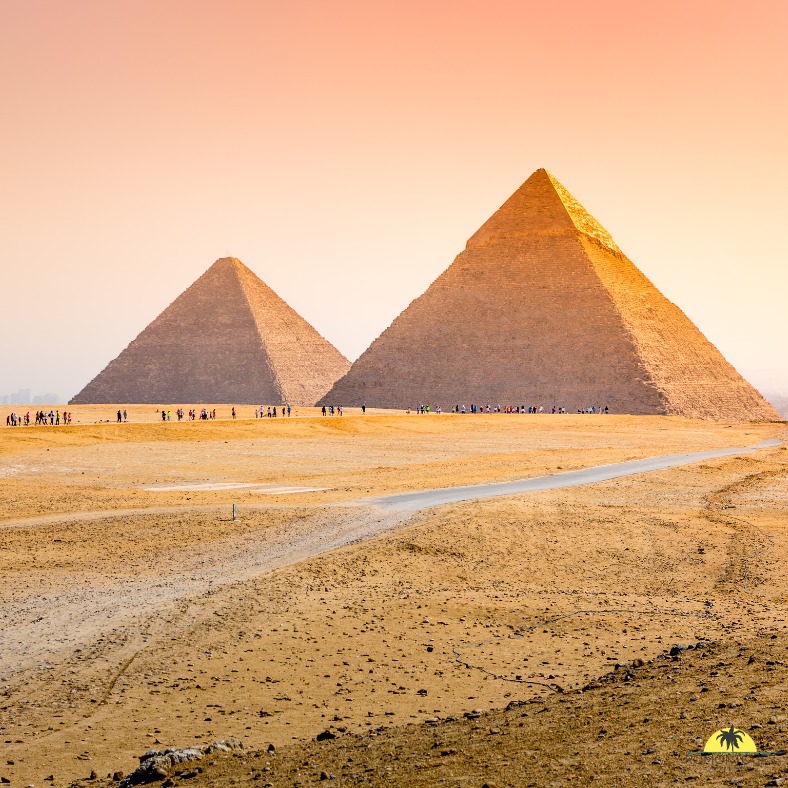 𝐄𝐭 𝐬𝐢 𝐭𝐮 𝐯𝐢𝐯𝐚𝐢𝐬 𝐥’𝐄́𝐠𝐲𝐩𝐭𝐞 𝐚𝐮𝐭𝐫𝐞𝐦𝐞𝐧𝐭 ?
Commence par l’effervescence du Caire, entre souks animés et trésors millénaires, puis tiens toi au pied des pyramides de Gizeh — un moment hors du temps.
Ensuite, laisse toi porter au fil du Nil à bord d’une dahabeya, cette élégante embarcation à voile traditionnelle. Loin des croisières de masse, tu explores temples et villages à ton rythme, dans une atmosphère paisible et authentique.
Et pour finir en douceur : quelques jours en bord de mer, sur la mer Rouge, entre plongée, soleil et détente.
Un voyage unique, entre histoire, nature et plaisir. Organisé rien que pour toi.
#ÉgypteAutrement #VoyageSurMesure #CaireEtPyramides #CroisièreSurLeNil #Dahabeia #BalnéaireEgypte #RomontVoyage #VoyagerAutrement #AgenceDeVoyageRomont #romontregion #fribourgregion