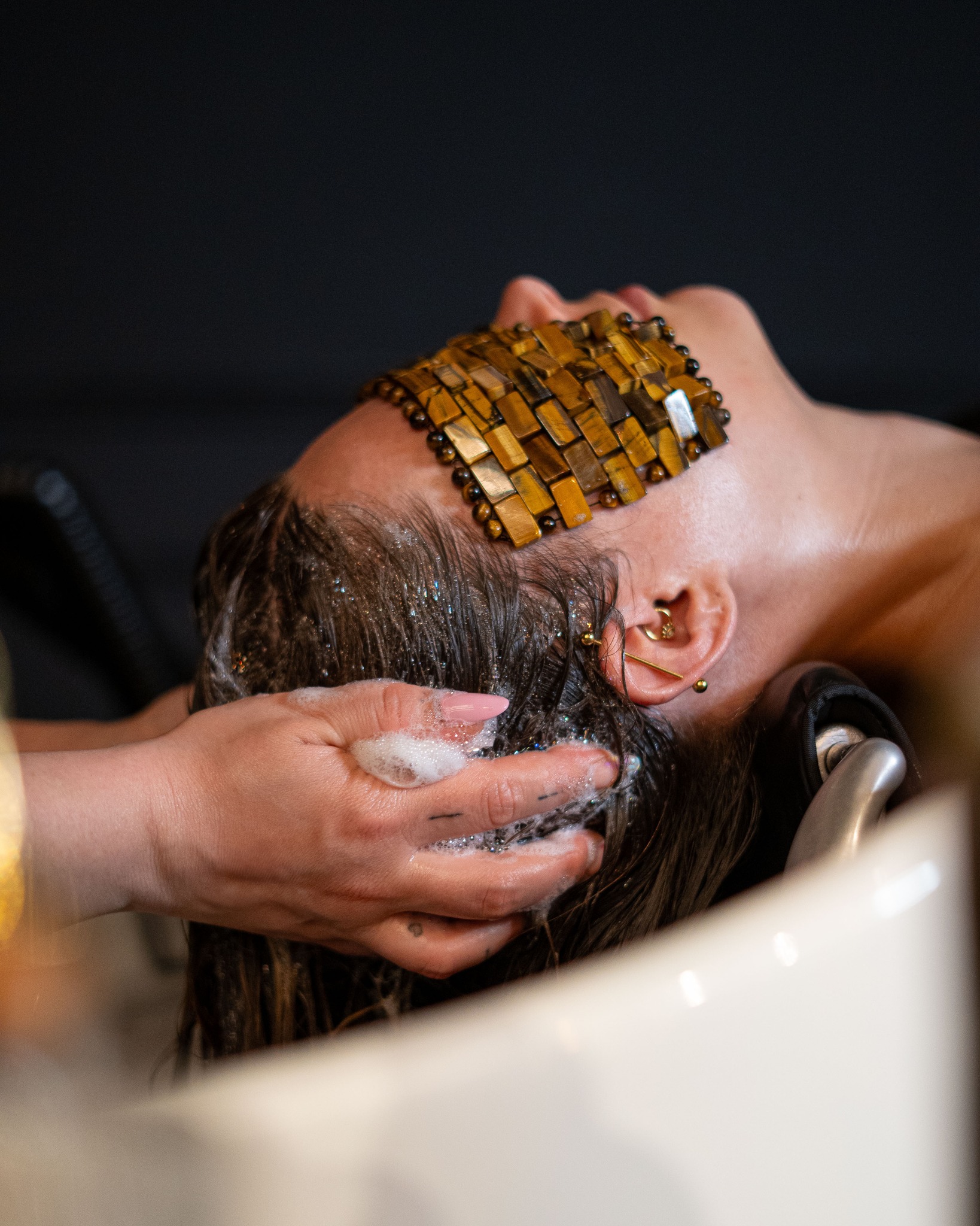 Offrez-vous une expérience HEAD SPA chez WILD Rouen ! ✨
Nos rituels inspirés des techniques japonaises associent soins profonds, massages crâniens, visage, haut du corps, bras et mains, pour un moment unique hors du temps.
🖤 RITUEL PREMIUM - 1h
Un soin essentiel et délicat pour raviver l’éclat naturel de vos cheveux.
🖤 RITUEL PLATINIUM - 1h30
L’expérience sensorielle emblématique de WILD, pour une détente intense et profonde.
Pour prolonger ce moment de douceur, vous pouvez optez pour nos forfaits "Coiffage" combinés au Head Spa.
Réservez votre instant détente dès maintenant !
📞 02 78 77 61 74
CM & 📸 : @agence.boujoubien
#wildcoiffeurcoloriste #coiffeur #soincheveux #headspa #bienetre #soincapillaire #massagecranien #coiffure #rouen #normandie #detente #boujoucm