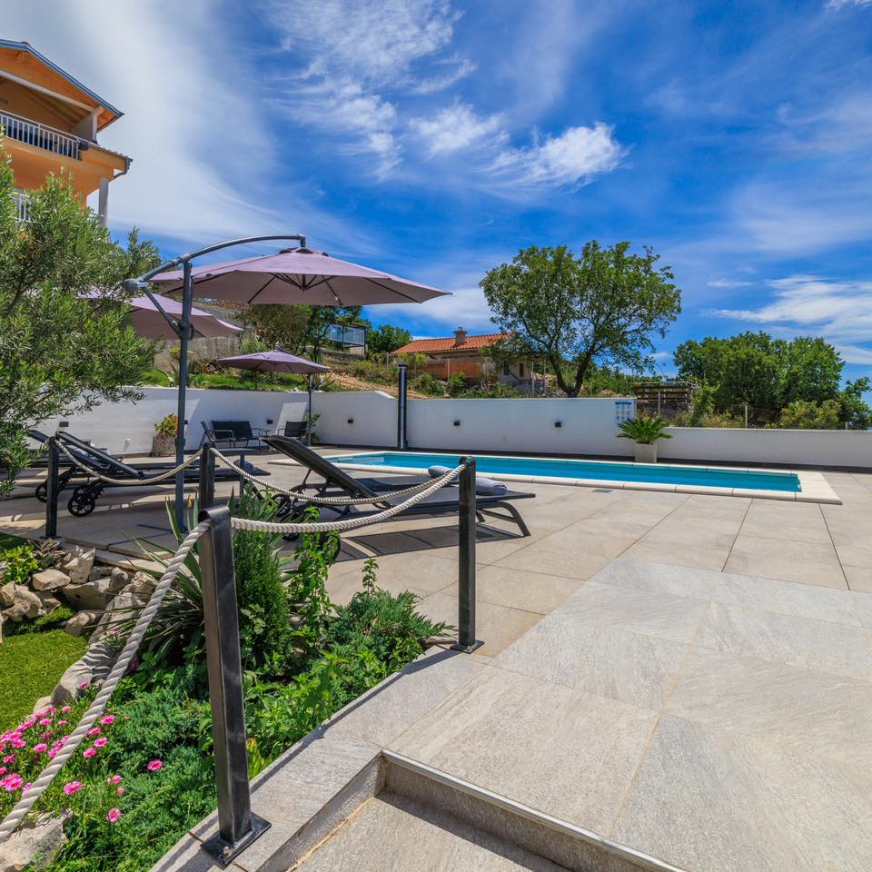 Zeit zum Eintauchen! 🏊♀️☀️
Unser Highlight für heiße Sommertage: Der großzügige Pool mit herrlichem Blick auf das Adriatische Meer.
Ob eine entspannte Abkühlung, ein paar sportliche Bahnen oder einfach nur Sonne tanken auf den Liegen – hier lässt sich der Urlaub auch abseits vom Strand genießen. 🌴💦
Gäste unserer beiden Ferienwohnungen haben exklusiven Zugang – ganz ohne Trubel, ganz in Ruhe.
_______________________________________________
Dive into your holiday! 🏊♂️☀️
Our absolute summer highlight: A spacious pool with stunning views of the Adriatic Sea.
Whether you’re cooling off, swimming laps or soaking up the sun – this is the perfect spot to relax. 🐳
Exclusively for guests of our two apartments – peaceful, private, perfect.
#poolwithaview #crikvenica #croatiavacation #holidayvibes #privatepool #seasideholiday #adriaticcoast #relaxandunwind #visitcroatia
