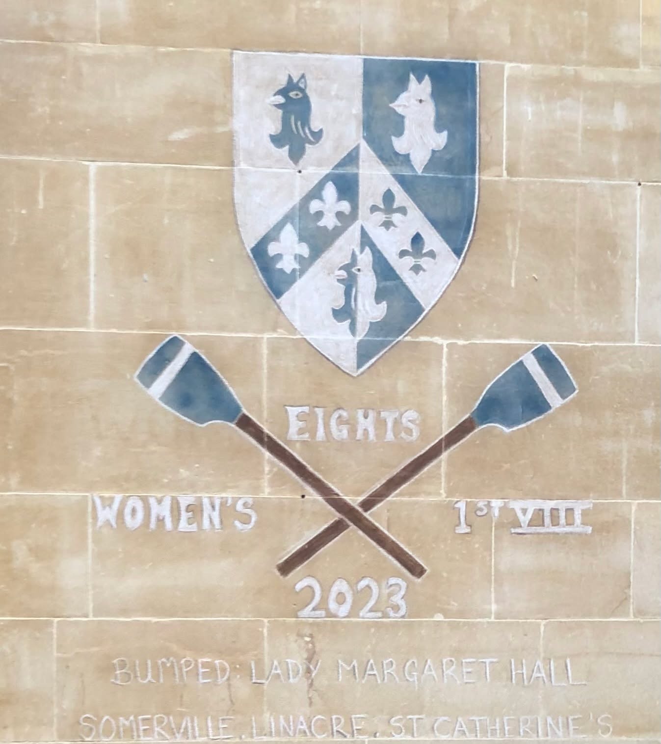Visitors to wonderful #trinityoxfordcollege are surprised to find pictures chalked on the walls. These are the only graffiti allowed in Oxford colleges, and celebrate rowing victories over local rivals.
DM to book a top Oxford tour.
#offbeatcotswolds #bluebadgeguide #bluebadgeguides
#britainsbestguides #Cotswolds #thecotswolds
#inthecotswolds #cotswoldcountry #Cotswolds_Culture #lovethecotswolds
#oxford #trinitycollegeoxford
#explore_britain_ #traveling_uk
#photosofengland #instabritain #europetravel