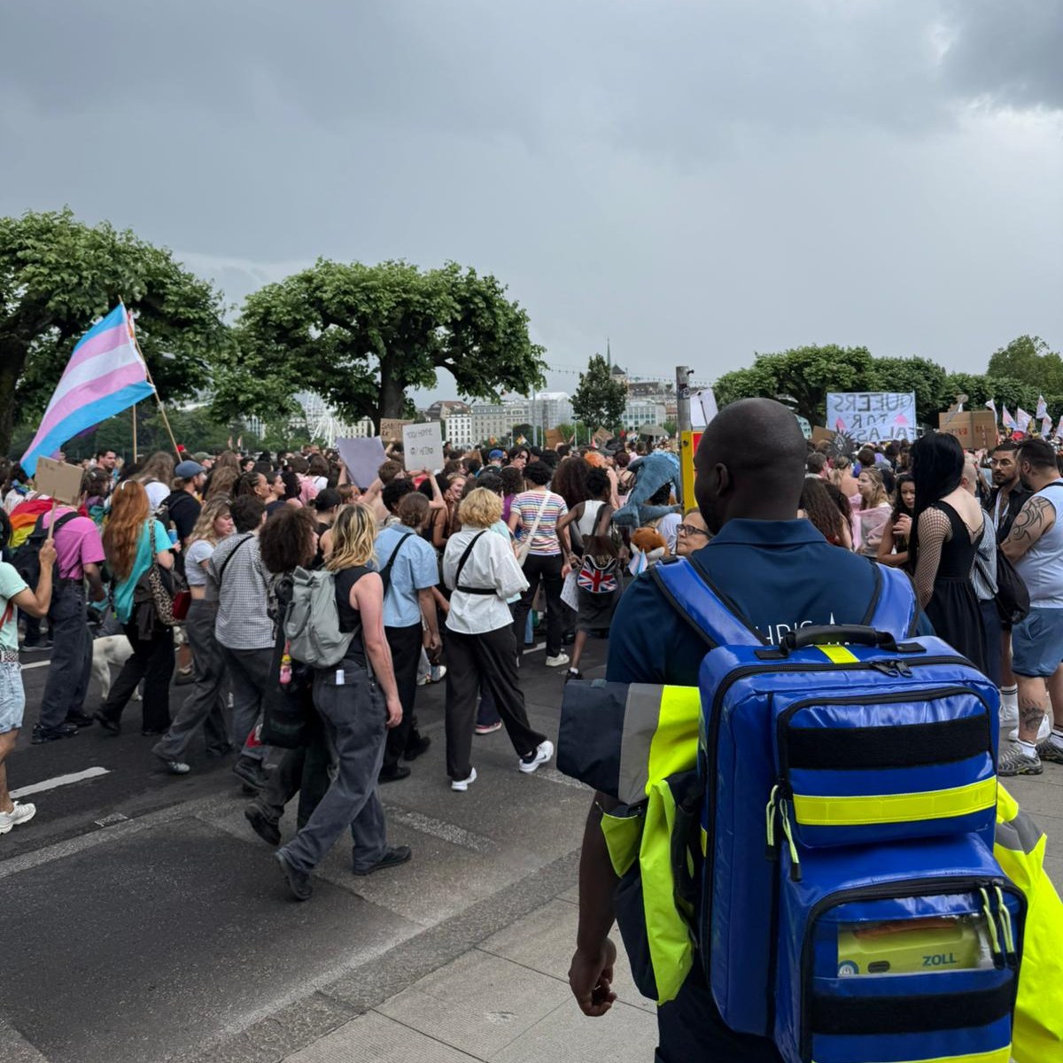 🌈 Pride de Genève 2025 – Un week-end d’engagement et de solidarité 🌈
Ce week-end, nos équipes médicales ont assuré le dispositif médico-sanitaire de la Pride de Genève. 🏳️🌈
Un immense merci à chaque personne mobilisée. Grâce à cet engagement collectif, l’événement a pu se dérouler en toute sécurité. 🙏
Une présence porteuse de valeurs communes : inclusion, respect et égalité. 🤝
Merci à l’organisation de la Pride pour sa confiance.
#Pride2025 #GenevePride #Inclusion #Engagement #SécuritéSanitaire #premierssecours #firstaid #secourisme #geneve #postesanitaire #chrismedicalservices