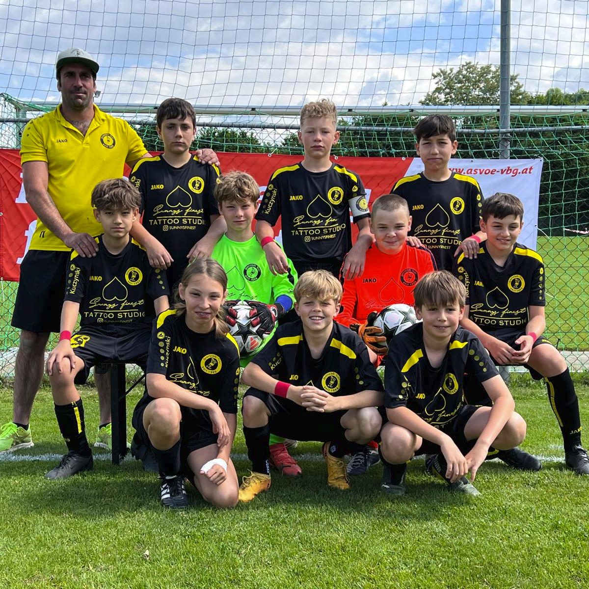 🥇 Mission erfüllt – U12 holt ebenfalls den Titel! 🥇
Bei unserem #Nachwuchs läuft's gerade rund: Unsere U12 krönt ebenfalls eine starke Saison mit dem 1. Platz in ihrer Gruppe! 💥⚽
Mit Teamgeist, Spielfreude und jeder Menge Einsatz haben sie sich verdient an die Spitze gespielt.
Liebes Team, weiter so, das habt ihr großartig gemacht! 🙌
#Nachwuchsfußball #Teamleistung #Fußballfamilie #SCTisis #SCTisisOnFire #Fußball #NurDerSC #Vorarlberg #Meisterschaft #gemeinsamstark #wirsinddietisner🖤💛