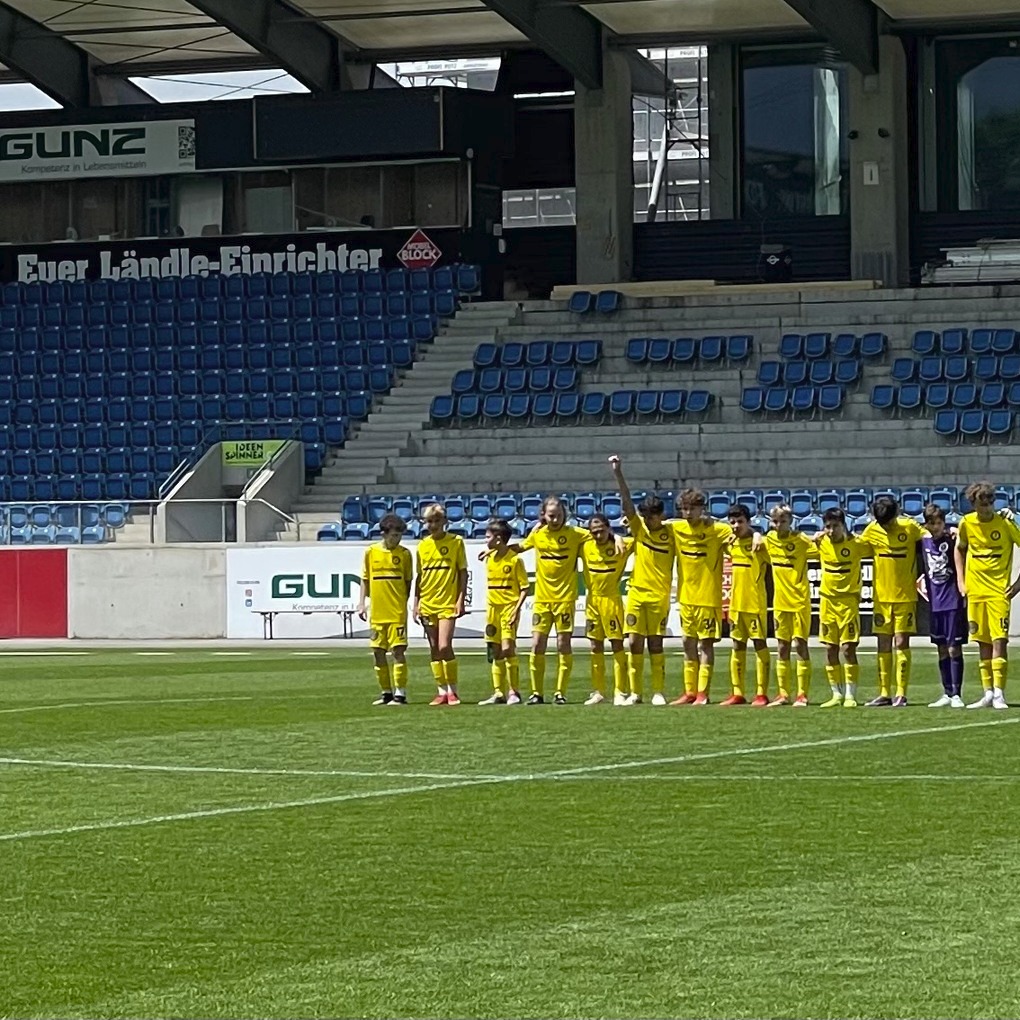 🏆 #GRUPPENSIEGER! 🖤💛
Unsere U13A krönt eine starke #Frühjahrssaison mit dem 1. Platz in Gruppe 3!
Beim letzten Spiel ging’s um alles – und die Jungs lieferten ab: 5:1-Auswärtssieg gegen Altach – und das in einem echten Bundesligastadion! 💥 Ein riesiges Dankeschön an den @scraltach1929 für dieses besondere Erlebnis! 🙌
Jetzt wird gefeiert – beim großen Eltern-Kind-Turnier am 28.6. im Bobleterstadion! 🎉
#SCTisis #SCTisisOnFire #Fußball #NurDerSC #Vorarlberg #Meisterschaft #gemeinsamstark #wirsinddietisner🖤💛