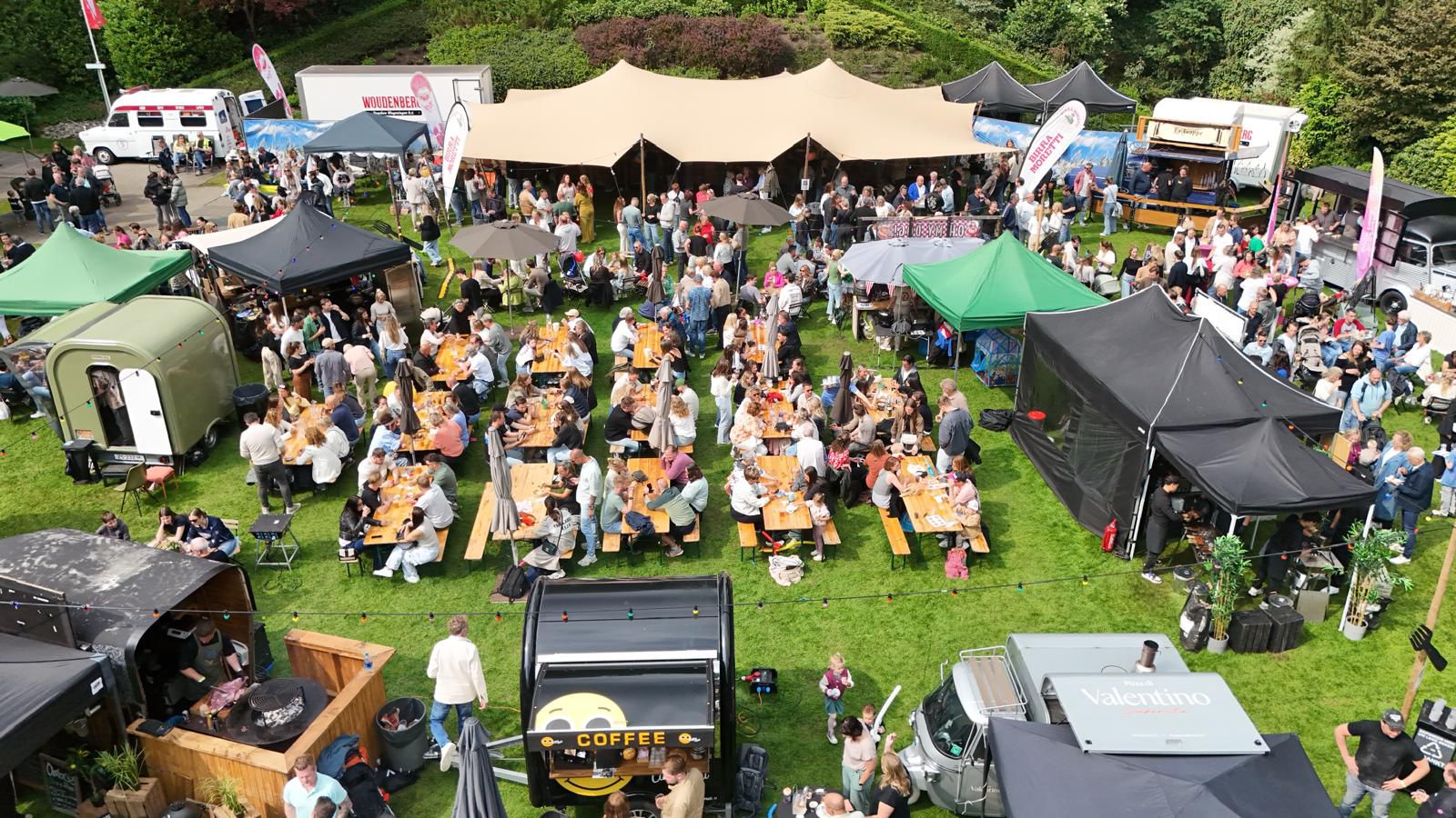 🌟 Terugblik op Vorkje Prikken Ede 2025 – Wat een feest! 🌟
Wat was het genieten afgelopen Pinksterweekend in het prachtige, groenrijke Openluchttheater Ede! 🍃🎉 De tweede editie van Vorkje Prikken Ede was een culinair feest om niet snel te vergeten – en dat is dankzij jullie!
Op dag twee werden we zelfs getrakteerd op extra zonnestralen, wat zorgde voor een gouden randje aan de toch al heerlijke sfeer. Overal lachende gezichten, bordjes vol lekkers, kinderen die genoten van de optredens van clown Diedeledo, en natuurlijk de beats van DJ Pim – de energie was fantastisch. 🌞🍔🎶
De organisatie kijkt met trots terug op een geslaagd evenement. Twee dagen vol lekker eten, live muziek, kinderplezier, goede gesprekken én heel veel gezelligheid. Wat hebben we samen genoten!
💛 Zoals beloofd gaat een deel van de opbrengst naar Team Olediene. Wat fijn dat jullie er beide dagen bij waren om bezoekers bij te praten over jullie bijzondere en sportieve uitdaging. Super waardevol! 💪
🙏 En natuurlijk een dankjewel aan iedereen die dit festival mogelijk heeft gemaakt:
Alle foodtruck-deelnemers – jullie maakten het smaakvol en verrassend
De geweldige vrijwilligers die hielpen bij op- en afbouw
Lia en Jan Kuijpers voor de EHBO-ondersteuning
De dames van de kassa en iedereen achter én voor de bar
Clown Diedeledo – wat een feest voor de kinderen!
DJ Pim, onze sfeermaker met topmuziek 🎧
De toiletdames, voor de frisse tussenstops 😉
Theo, de jarige beveiliger, en de onvermoeibare glazenophaalboys
En last but zeker not least: Guus Wijnsouw en het team van het Openluchttheater Ede – wát een locatie! 🌳
De komende dagen nemen we jullie op social media graag nog even mee terug naar deze fantastische editie met foto's, filmpjes en verhalen. Zo houden we de sfeer nog even vast! 📸💬
👉 Wat vond jij van Vorkje Prikken Ede 2025? Laat het ons weten in de reacties – we zijn benieuwd naar jouw ervaring!
#VorkjePrikkenEde #EdeGeniet #FoodtruckFestival #SamenGenieten #OpenluchttheaterEde #TeamOlediene #Dankjewel #WatEenWeekend