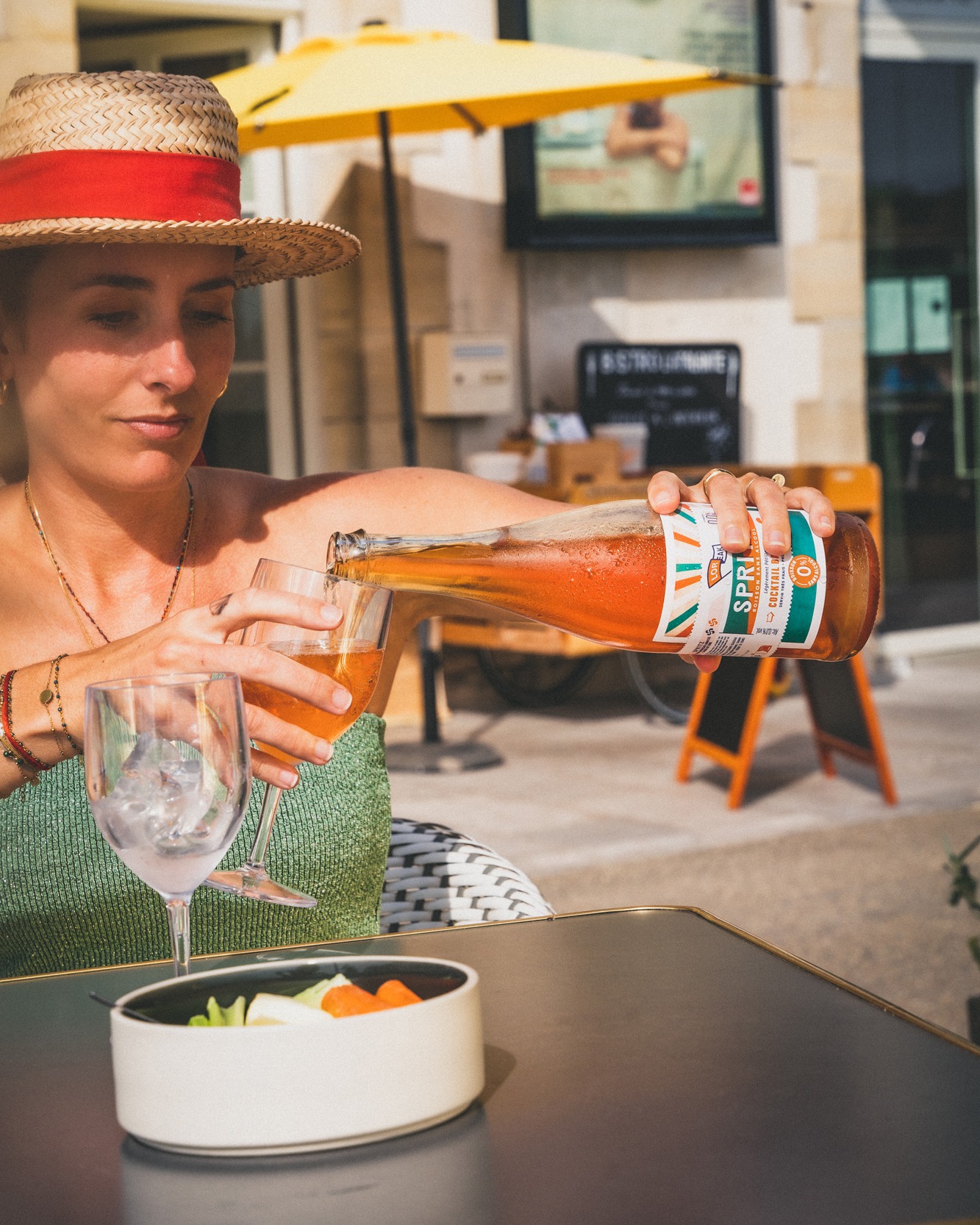Il fait chaud, il fait beau… l’heure est venue de verser un spritz bien frais et de profiter des bonnes chose !
💥 Spritz basque LOREAK
✨ Une légère pétillance
🍊 Des notes d'agrumes
Le tout sans alcool !
@atalantecinema