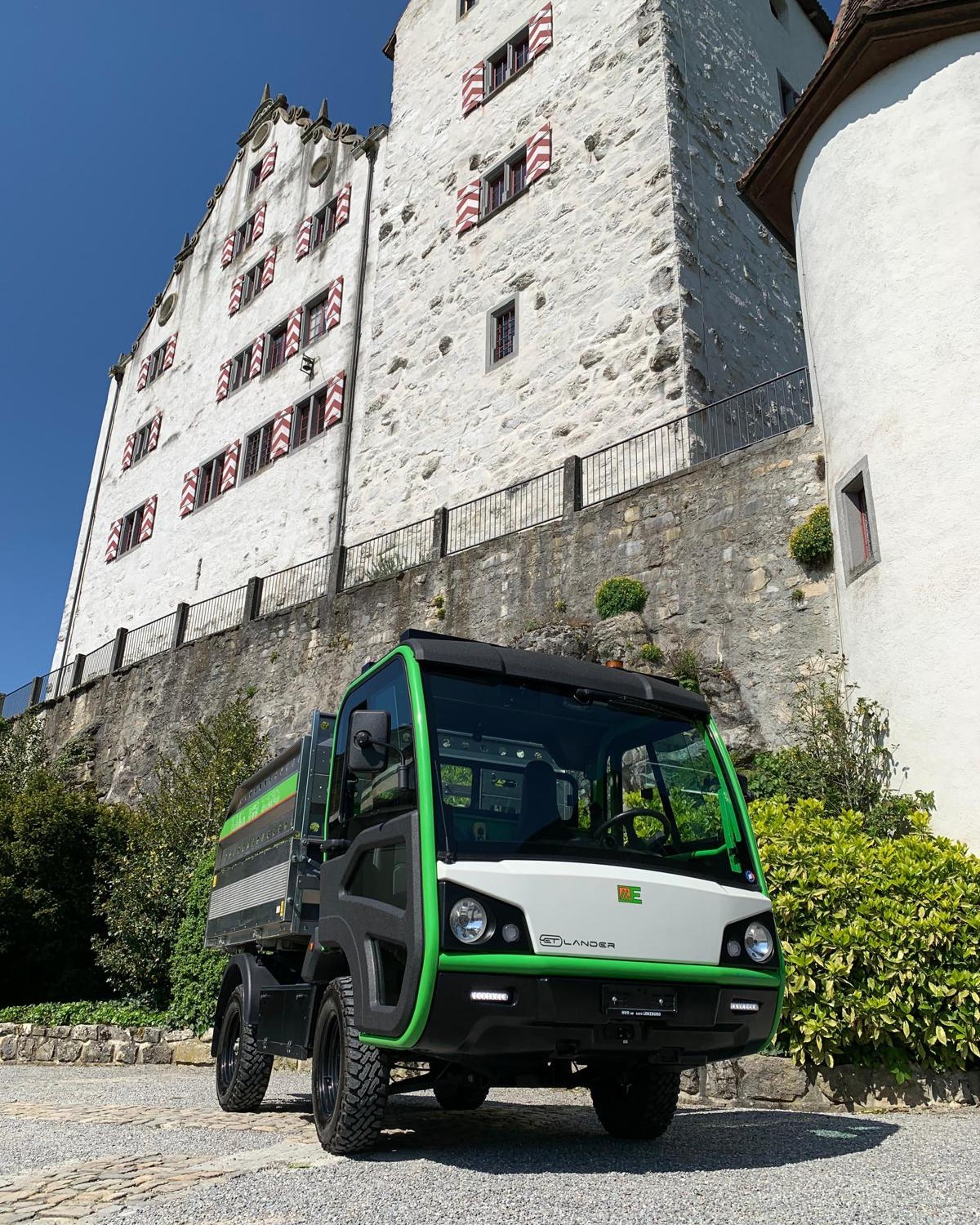 👑 Von wegen Kutsche. Auf Schloss Wildegg fährt man heute ET Lander. Flüsterleise statt mit Hufgeklapper. 🐎➡️🔋
Danke für den tollen Auftrag. Wir freuen uns, dass der ET Lander nun in den prächtigen Gärten von Schloss Wildegg seine Dienste leistet.