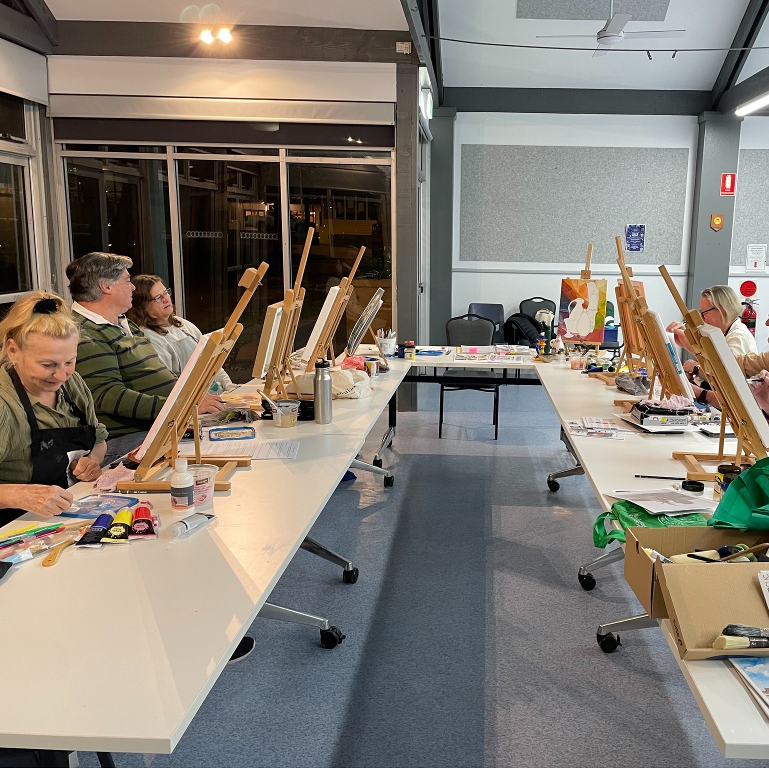 It's week 6 for my fantastic Beginners Acrylic Painting Class with@kiamaartworkshops . Last week they started their canvas paintings, after learning about colour theory, underpainting, composition and painting techniques. Now they are bringing together some of this knowledge to create their own individual artworks. It was great to see how much progress they'd made in just one evening. I'm excited to see how these Still Life paintings develop over the next 3 sessions.
If this is something you would love to do........then head to our website: www.kiamaartworkshops.com.au and sign up for one of the Art Classes on offer. The new term for Acrylic Painting starts on July 30th.
Explore the other workshops too, see what catches your creative imagination.