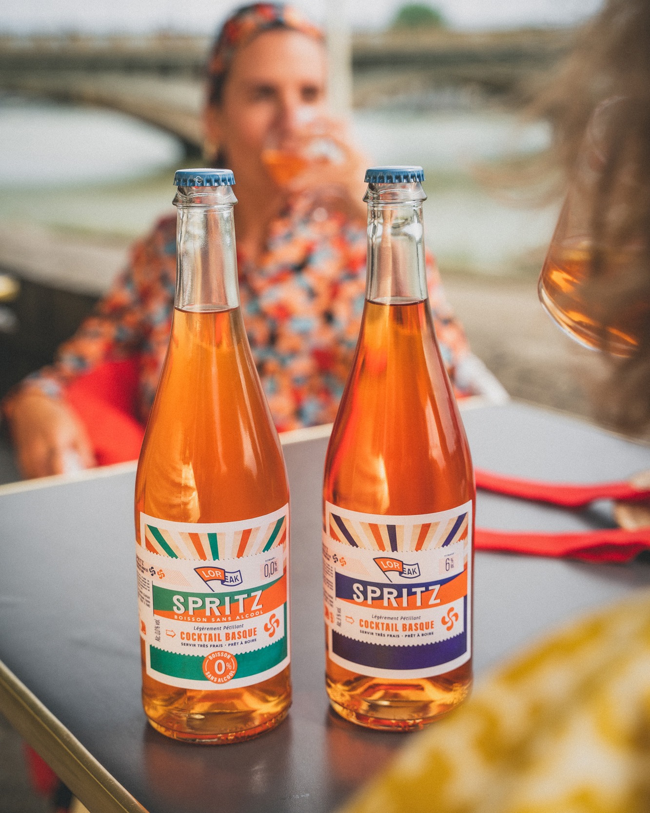 Les sons d’un bon moment 🎶 :
Le “pschitt” du décapsulage
Le “tchin” qui annonce le début des festivités
👉 Le reste, c’est que du bonheur à partager.
Spritz LOREAK – avec ou sans alcool 😎
L'abus d'alcool est dangereux pour la santé. A consommer avec modération.