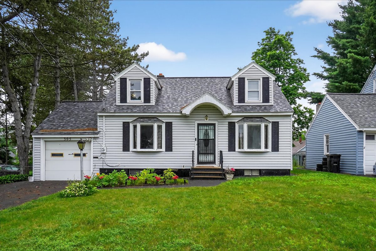 π 305 Elder Street, Schenectady, NY 12304
Adorable Cape Cod full of potential and ready for you to make it your own!
πͺ Inviting living room with charming bay window
πͺ΅ Easy-to-maintain vinyl flooring throughout most of the home
ποΈ 3 comfortable bedrooms
π Upstairs features a bedroom, cozy loft, walk-in cedar closet & large storage space
π½οΈ Spacious eat-in kitchen with tile backsplash & ample work/storage space
πͺ Sliders off garage open to newer fully fenced backyard
πͺ΄ Covered deckβperfect for entertaining
π¦ Full basement offers additional storage
π§ Major updates: Roof (2020), Driveway (2019), Fence (2019)
πConvenient location near Central Park, hospitals, grocery stores & more
See it tomorrow 6/28 at our open house hosted by @zahratlaigerealty from 2-4PM!
Link in bio.
Listing By Gia Smith
Romeo Team Realty
518-410-4017
License #10301223655