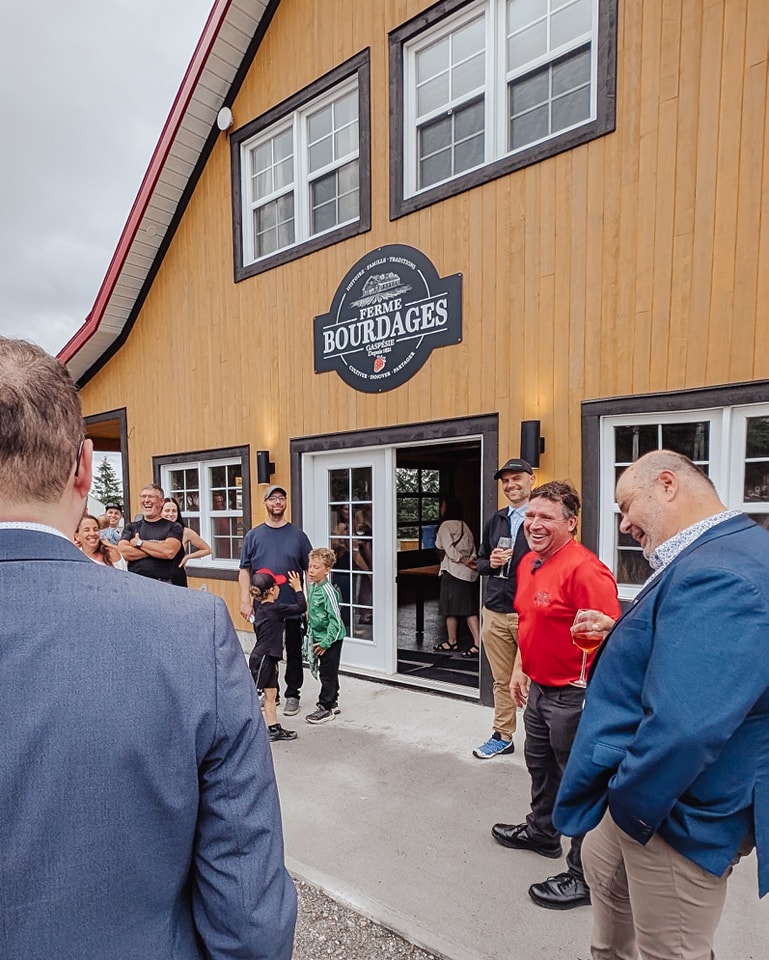 Hier, j’ai eu l’occasion de me déplacer pour un 5 à 7 de @ailejeunesse_ccibdc , à la @lafermebourdages .
Chose certaine : les Bourdages savent recevoir ! 🍓
Du bon vin, de la bonne bouffe…
Et que dire de la passion de Pierre, l’un des propriétaires, pour son métier et son entreprise. C’était beau à voir !
Merci à l’Aile Jeunesse pour l’invitation. Et merci à la Ferme Bourdages pour l’accueil généreux.
Une soirée qui donne le goût de célébrer le local.🍷