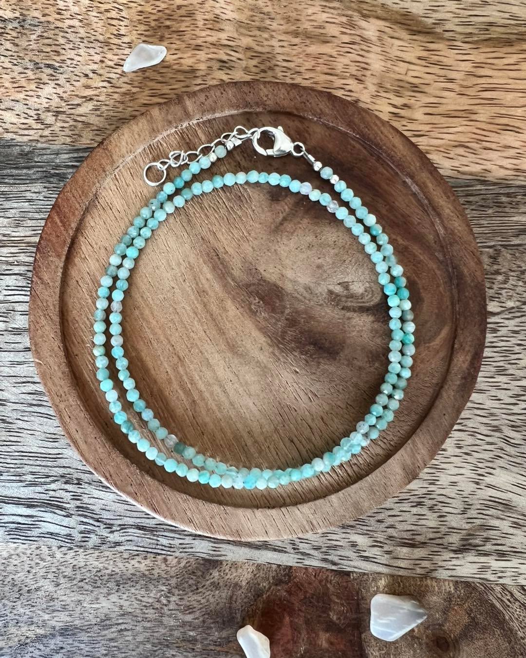 Frische Farben, zarte Edelsteine und Designs, die Leichtigkeit versprühen – entdecke meine neue Sommerkollektion an zartem Halsschmuck mit den fast kleinsten Edelsteinperlen.
#SommerSchmuck #Edelsteinkette #Vivescam #gem #Schmuckliebe #Sommerlook #HandgemachtMitLiebe