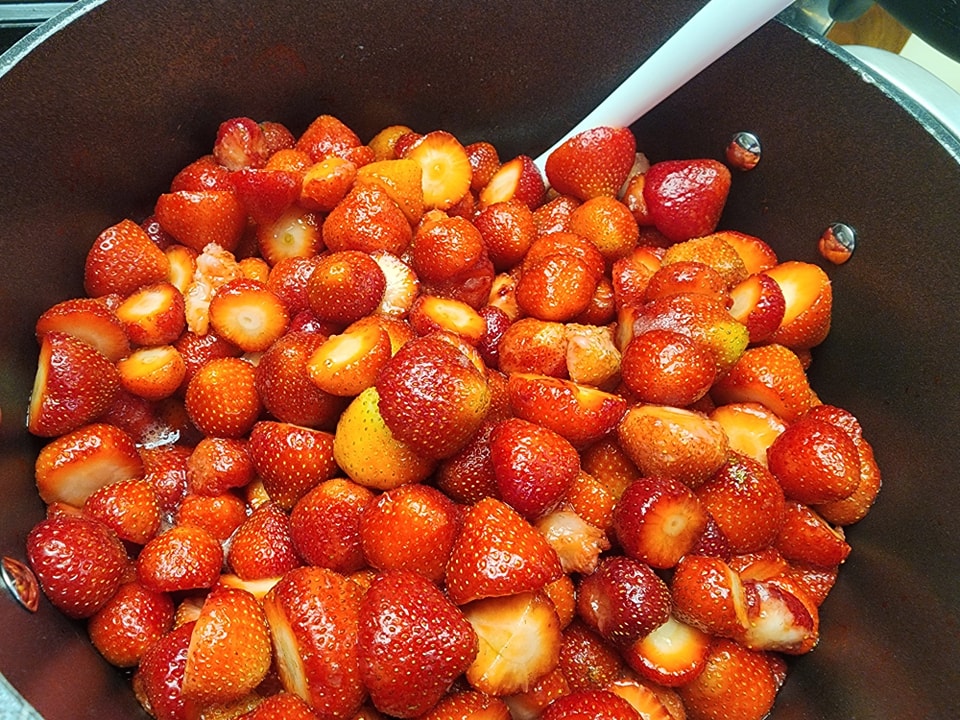 Strawberry jam in progress 😋 I wish you guys could smell this!!!
Strawberries from The Berry Patch, LLC 💗
#strawberrypatch #summerishere #eatlocal #oakwoodfarmersmarket #knowwhereyourfoodcomesfrom #knowyourfarmer #growninohio