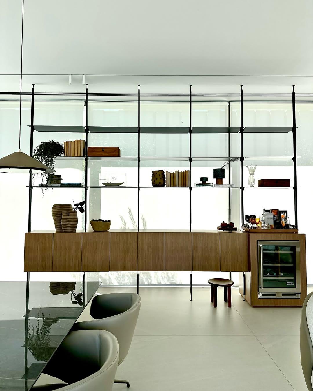 Produção elegante e cheia de respiro em Umuarama–PR, com um projeto atemporal e minimalista assinado pelo arquiteto @fernandoluizdal. A composição aposta em linhas puras, materiais naturais e uma paleta suave que valoriza a luz e os vazios com sofisticação.
O mobiliário solto e os objetos — incluindo nossas peças em cerâmica — fazem parte do acervo cuidadosamente selecionado pela @acervo.dalbosco, loja parceira que valoriza o design autoral e a beleza do feito à mão.
Uma casa onde tudo conversa em harmonia: arquitetura, afeto e forma. ✨
__
#ProjetoAtemporal #DesignMinimalista #ArquiteturaBrasileira #DecorComAlma #CerâmicaContemporânea #FeitoÀMão #DesignAutoral #AcervoDalbosco #FernandoLuizDal #UmuaramaPR #MobiliárioAssinado #EstéticaNatural #CasaComEssência #ArteNaDecoração