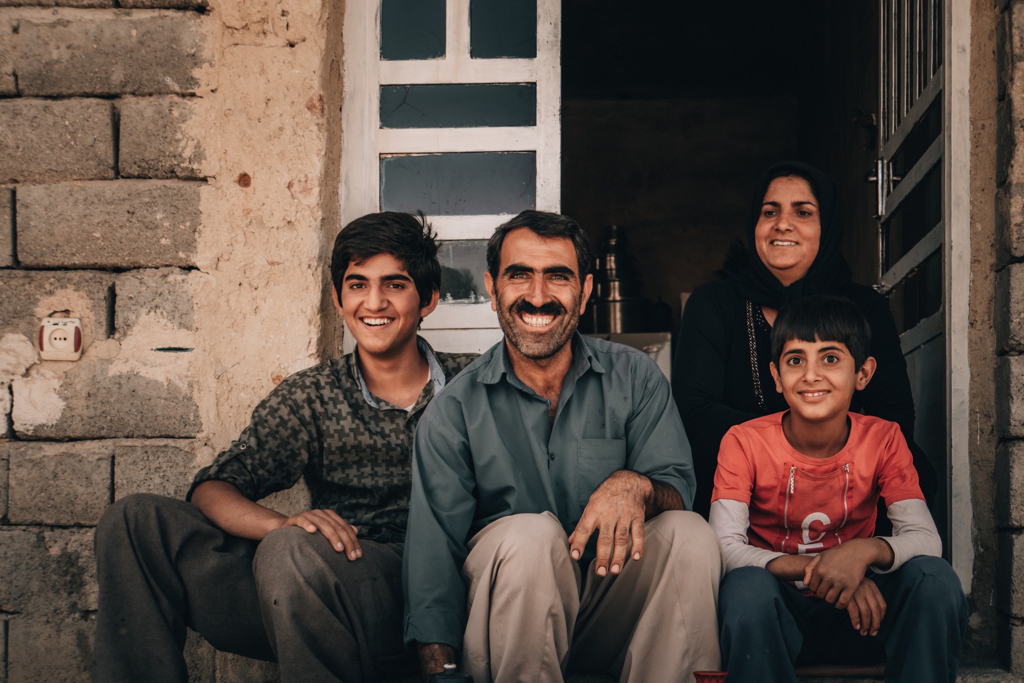 Today I'm heartbroken. Because of Iran. Wow. The biggest crush of my entire journey.
I spent 3 months in Iran, cycling from North to South. I was, of course, moved by the beauty of these landscapes: the majestic mountains of Kurdistan, the burnt desert of Dacht-e Kavir, the Zagros range between Ispahan and Shiraz... But what fascinated me even more, was the true kindness of the Persian. Kindness flowing in their blood, hospitality rooted deep in the culture.
And everyday I got to experience it. The Persian hospitality — huge, moving, sometimes a little overwhelming. Not a single day passed without hearing, five or six times at least:
“Berim khune!” — Come to the house!
And when I said yes… it was never just a quick cup of tea. No, I was showered with kindness, pampered by a family — and sometime even the whole village — for the rest of the day.
What I experienced there was far from what we see today on the news. Hate speeches, innocent Persians under missiles. People who has nothing to do with politic and their government... Today, my thoughts are going to my friends, their family and to all the people who crossed my pass. To all the one who smiles at the sight of a stranger, open their arms, their door, open their heart. To all the one who — rather than cultivating fear and hate — embrase trust and kindness. Stay strong 🙏