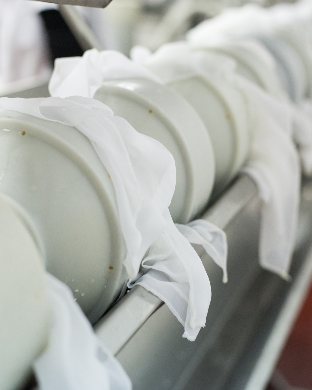 Cada formatge és el resultat d’un procés artesà on el nostre equip cuida cada pas:
🧑🌾 Llet de les nostres explotacions
🧀 Elaboració pròpia i controlada
🕰 Maduració natural
Tots els detalls en la nostra pàgina www.pastordemorella.com
#pastordemorella #elsportsésautèntic #morella #elsports #formatgeartesà