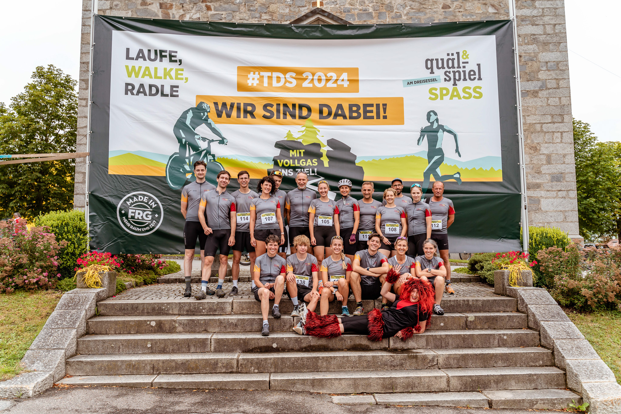 Tag des Sports - DEIN Firmenevent! 🤩💯
Als Team könnt ihr Zusammen den Quälspaß auf den Dreisessel erleben 🚴🏃♂️
Gemeinsam erschafft ihr euch als Team tolle Erinnerungen 😍
und bei unserem Fotopoint vor der Kirche entstehen vor dem Quälspaß tolle Gruppenfotos 📷
Den Abend könnt ihr in der Dorfmitte in Neureichenau ausklingen lassen oder im Musicpub Babylon bis tief in die Nacht Party machen! 🎉🎶
Meldet jetzt euer Firmenteam an und seit Teil dieser Veranstaltung! 💪🤩☀️
#tagdessports #dreisesselgemeinde #quälspass #quälspassamdreisessel #dreisesselberg #dreisessel #spielspass #kidsrace #racenight #laufen #mtb #walken #bergrennen #SportEvent2025 #teamevent #team #firmenevent